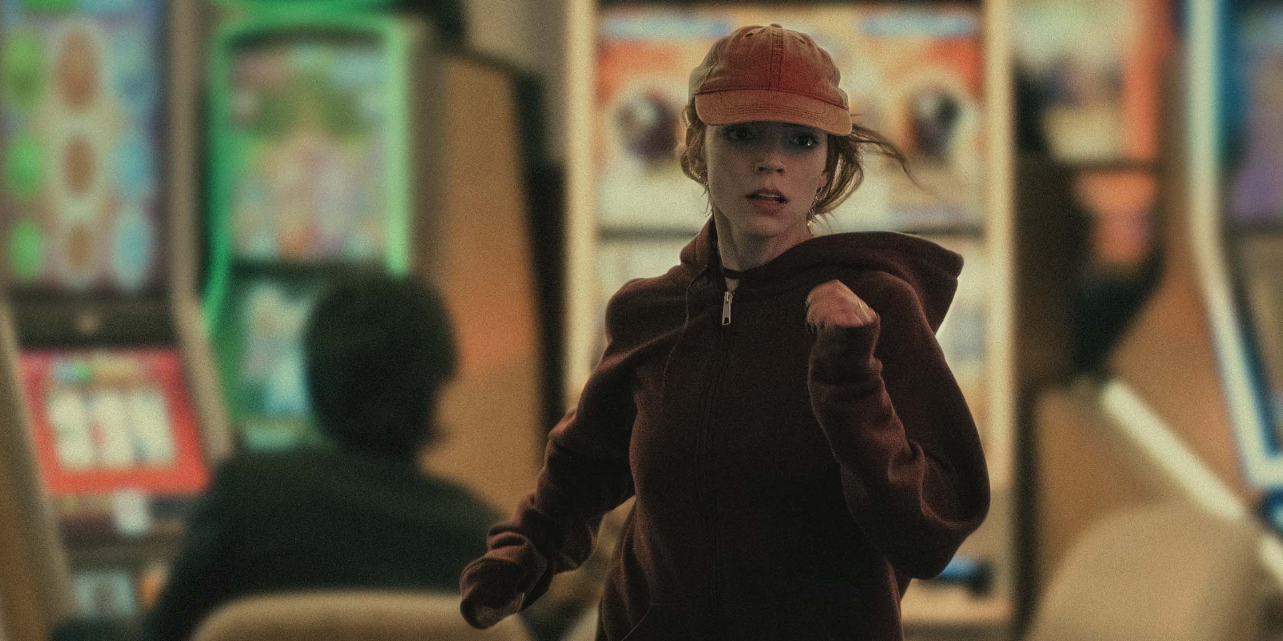 Course-poursuite dans un casino avec Luciana 'Lucky' Armstrong (Anya Taylor-Joy) qui tente d'échapper au FBI dans la série Lucky.