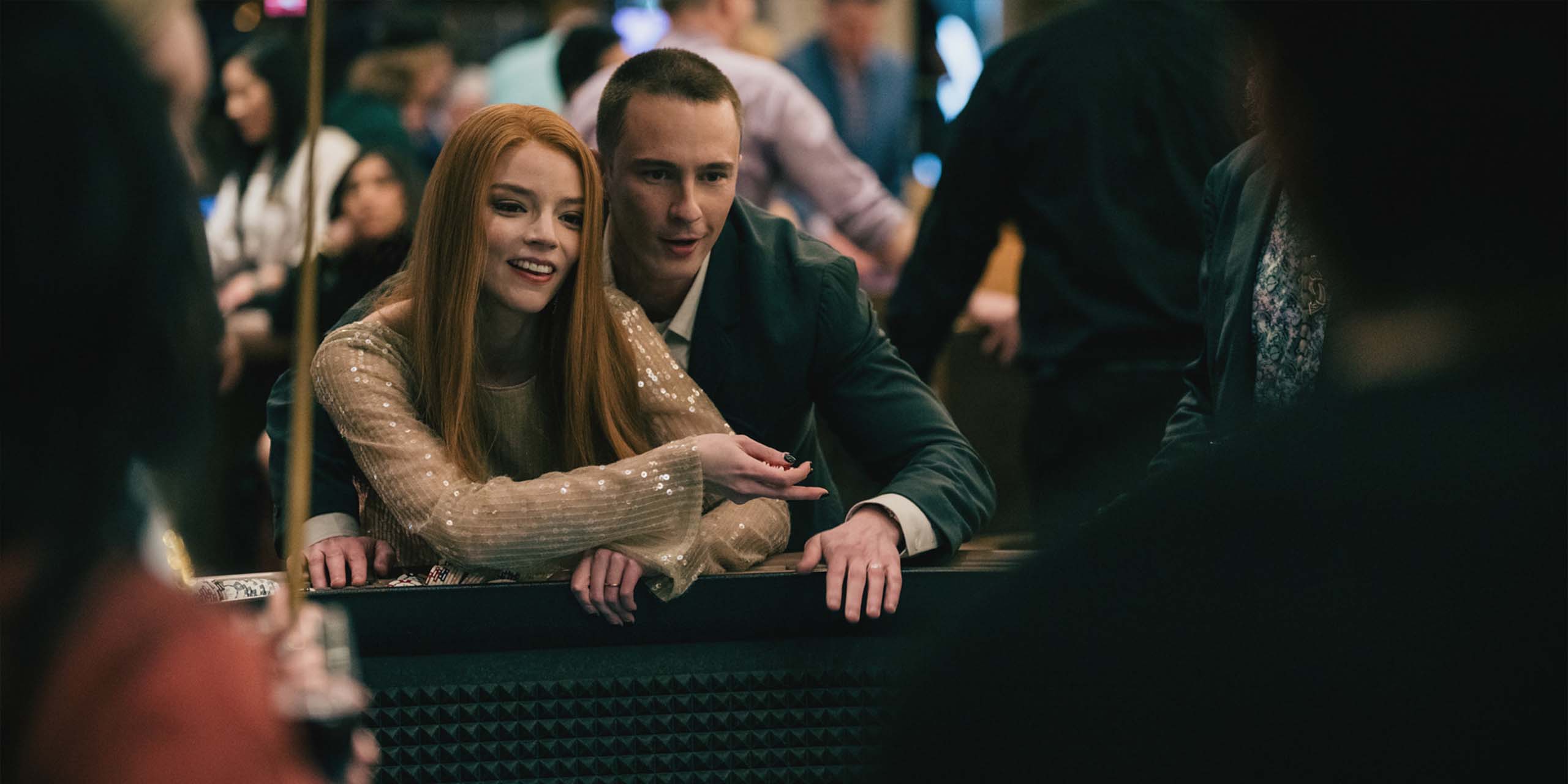 Le couple Luciana (Anya Taylor-Joy) et Cary (Drew Starkey) dans un casino dans la série Lucky.