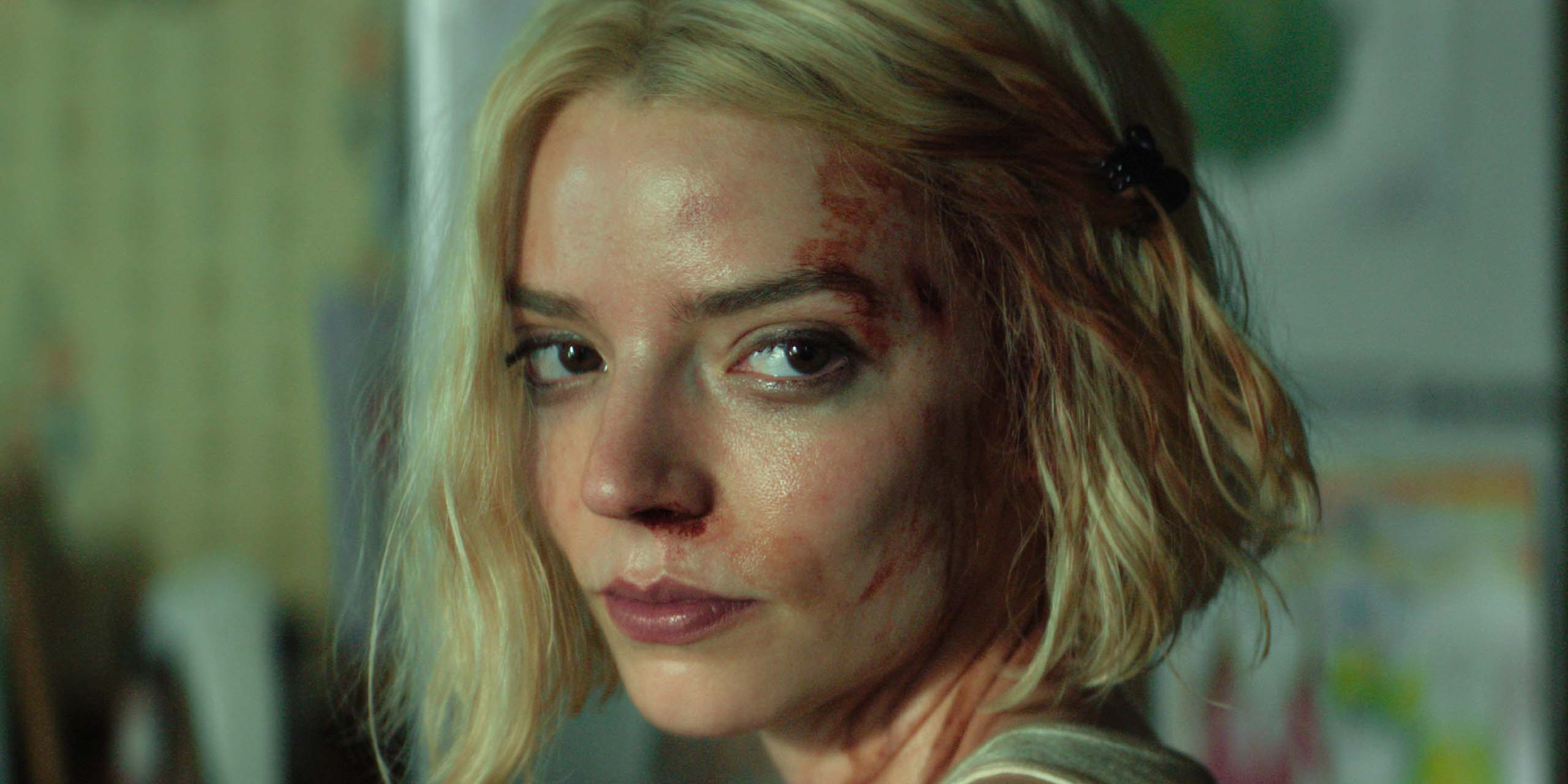 Luciana 'Lucky' Armstrong (Anya Taylor-Joy) blessée dans la série Lucky.