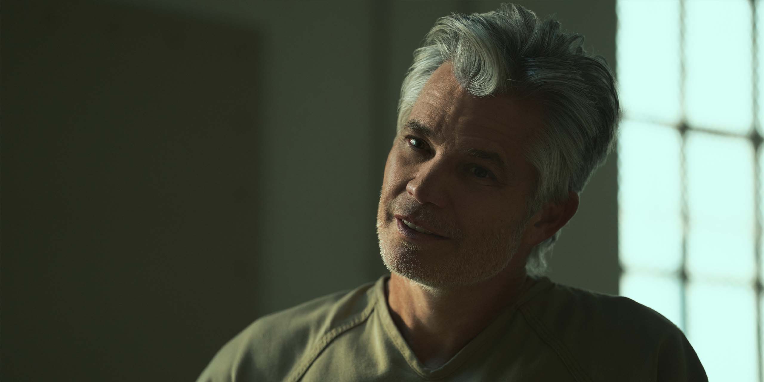John Armstrong (Timothy Olyphant) en prison dans Lucky.