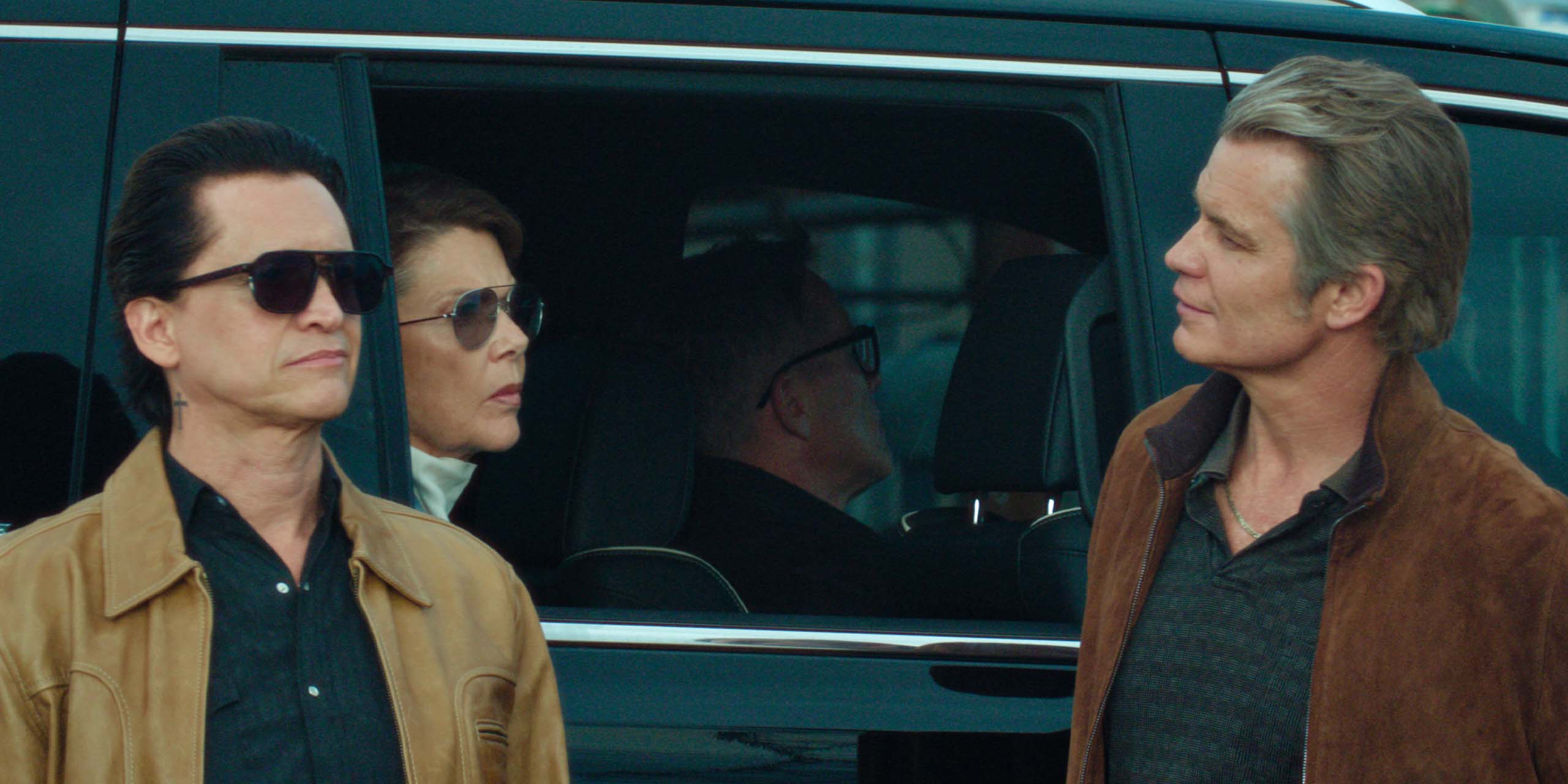 John Armstrong (Timothy Olyphant) face à Priscialla Matheson (Annette Bening) dans sa voiture dans la série Lucky.