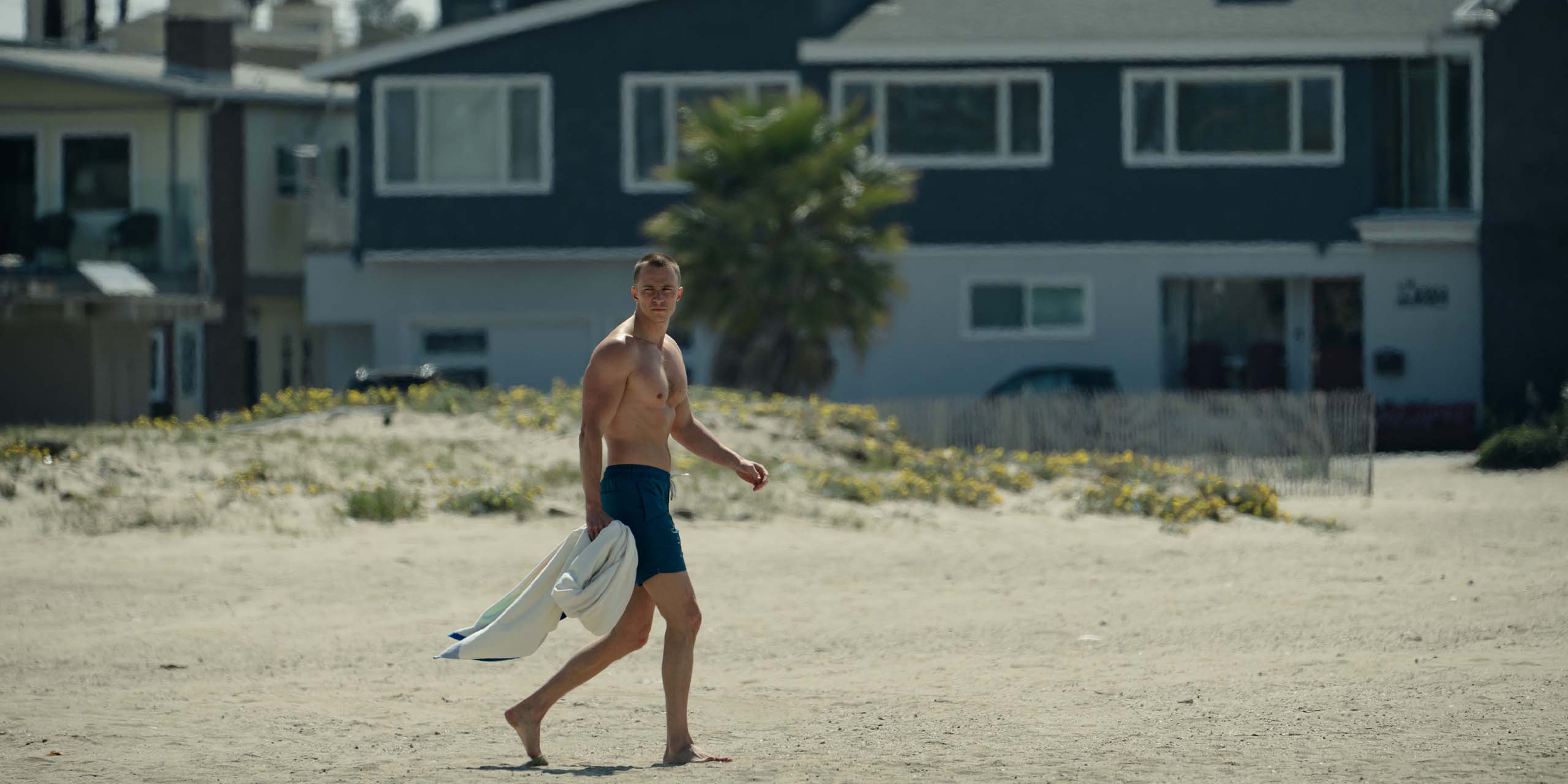 Cary (Drew Starkey) sur la plage dans la série Lucky.