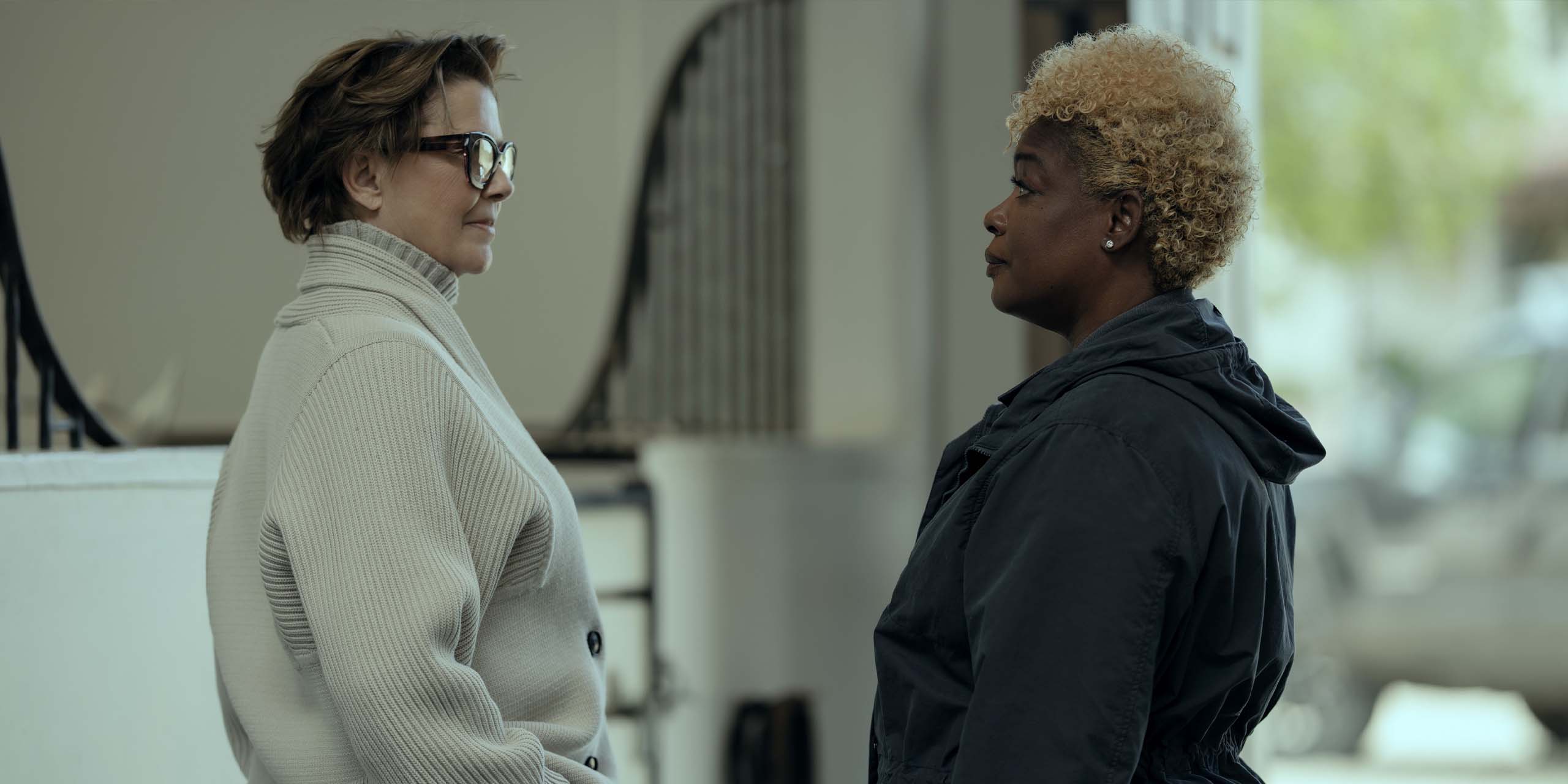 Priscialla Matheson (Annette Bening) interrogée par l'agent Billie Rand (Aunjanue Ellis-Taylor) dans Lucky.