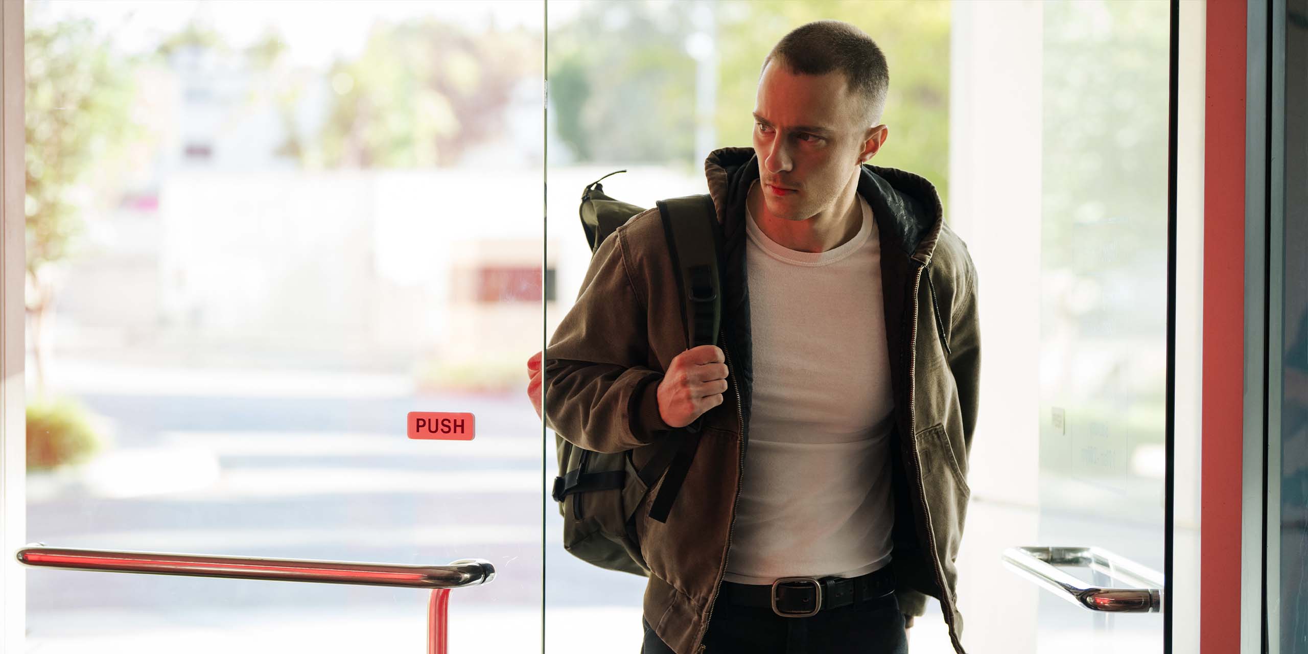 Cary (Drew Starkey) dans la série Lucky.