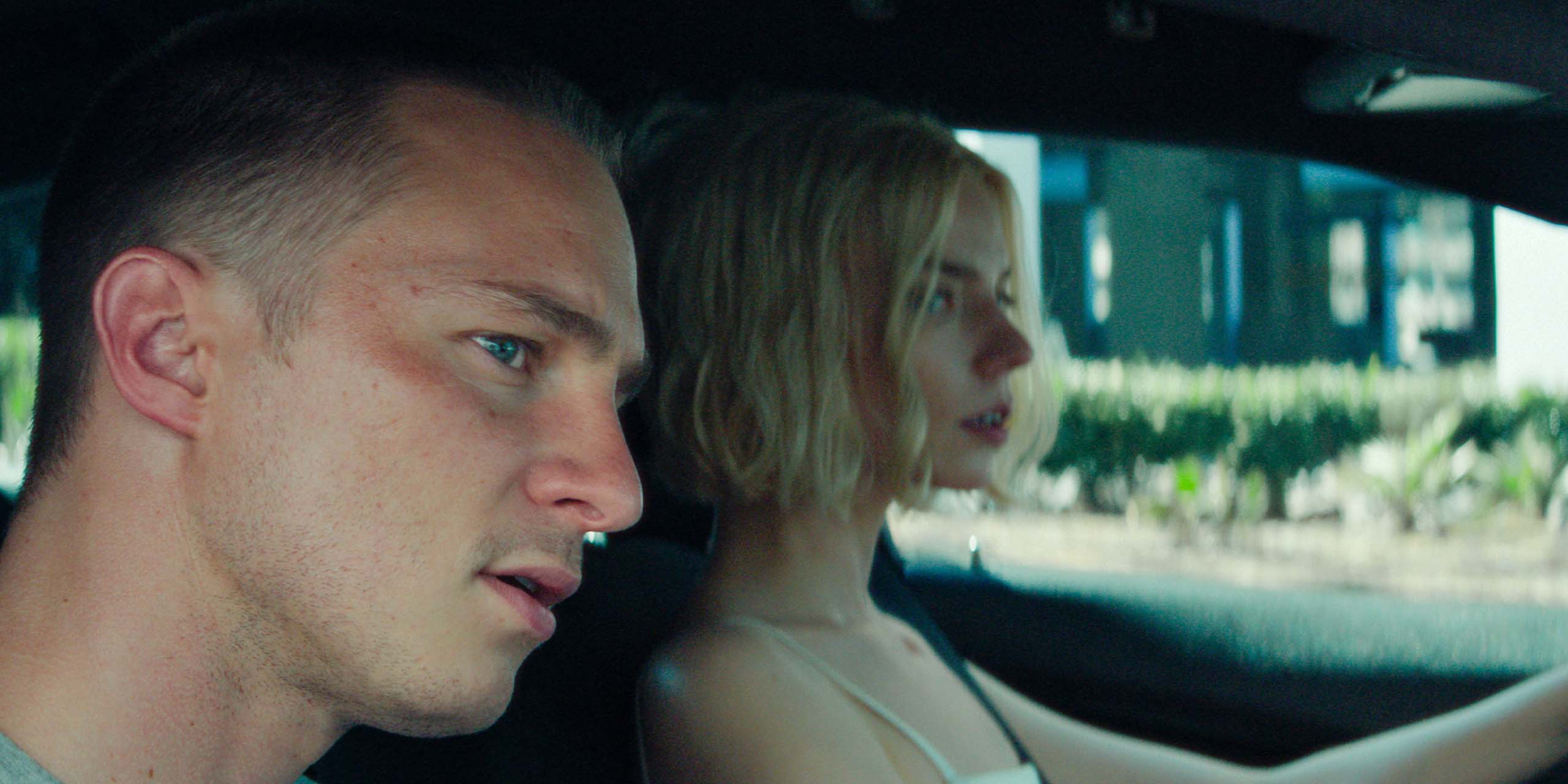 Lucky (Anya Taylor-Joy) et Cary (Drew Starkey) dans une voiture dans la série Lucky.