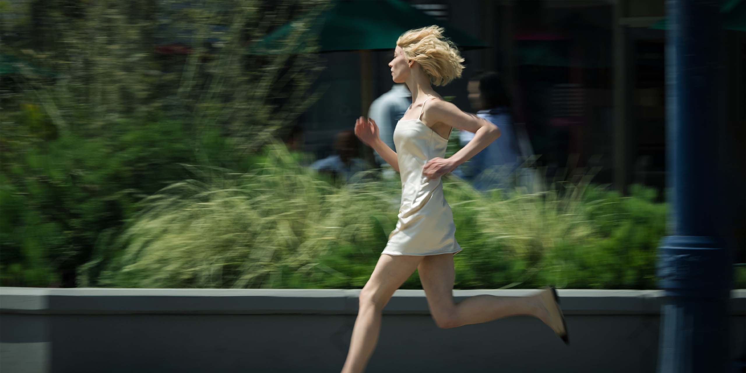 Luciana 'Lucky' Armstrong (Anya Taylor-Joy) court pour échapper au FBI dans la série Lucky.
