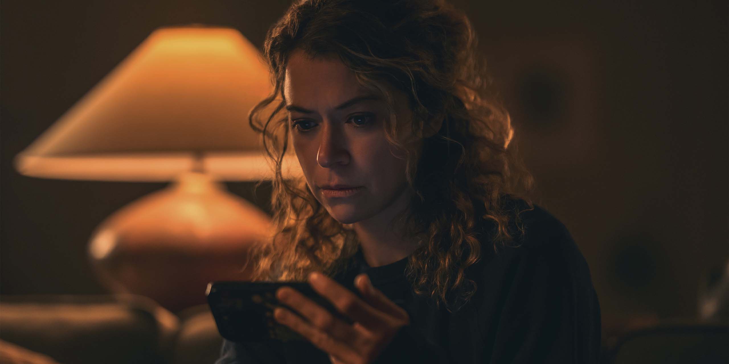 Tatiana Maslany lisant son smartphone dans Plaisir maximum garanti