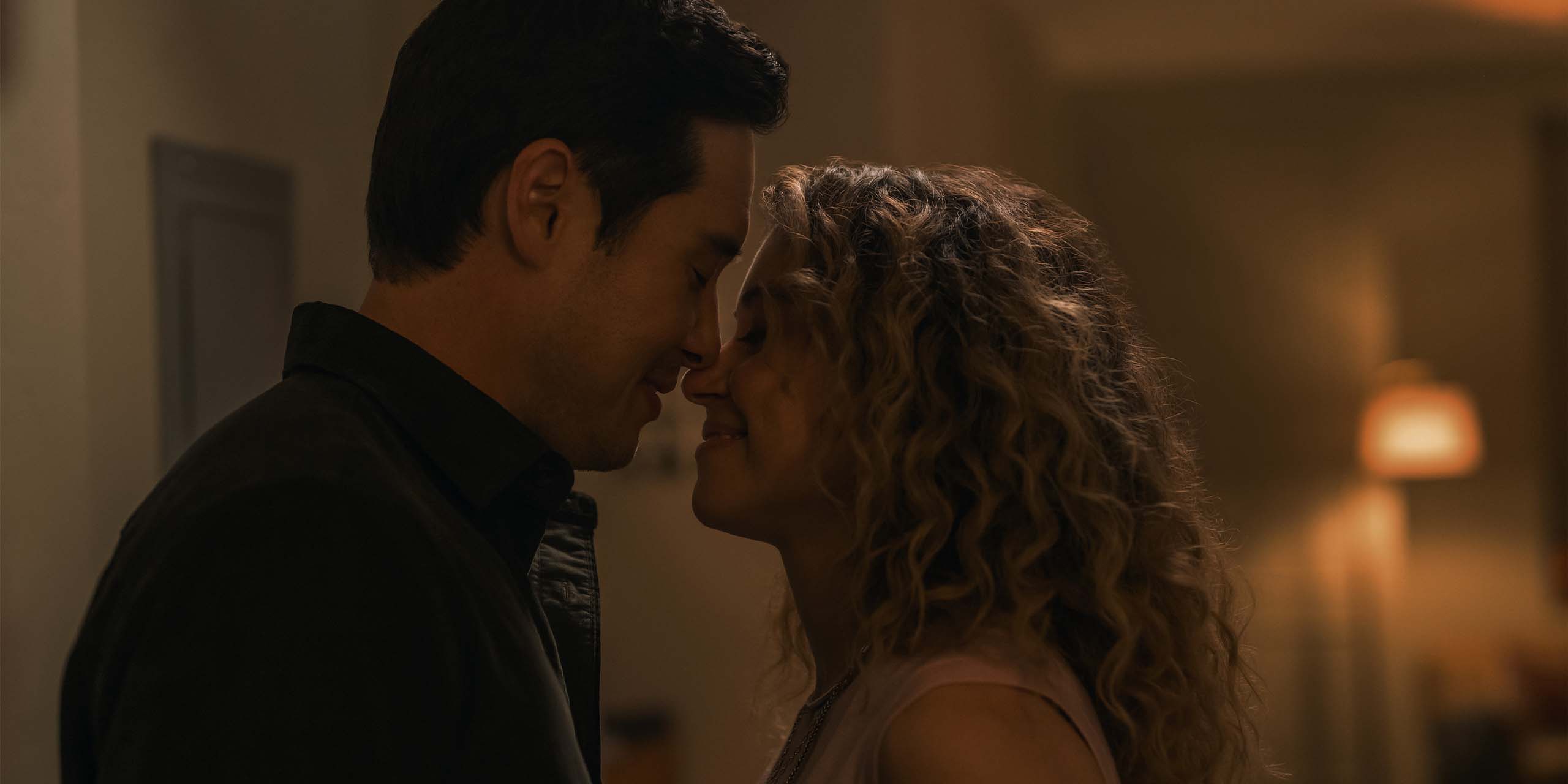 Raymond Lee et Tatiana Maslany s'embrassent dans Plaisir maximum garanti.