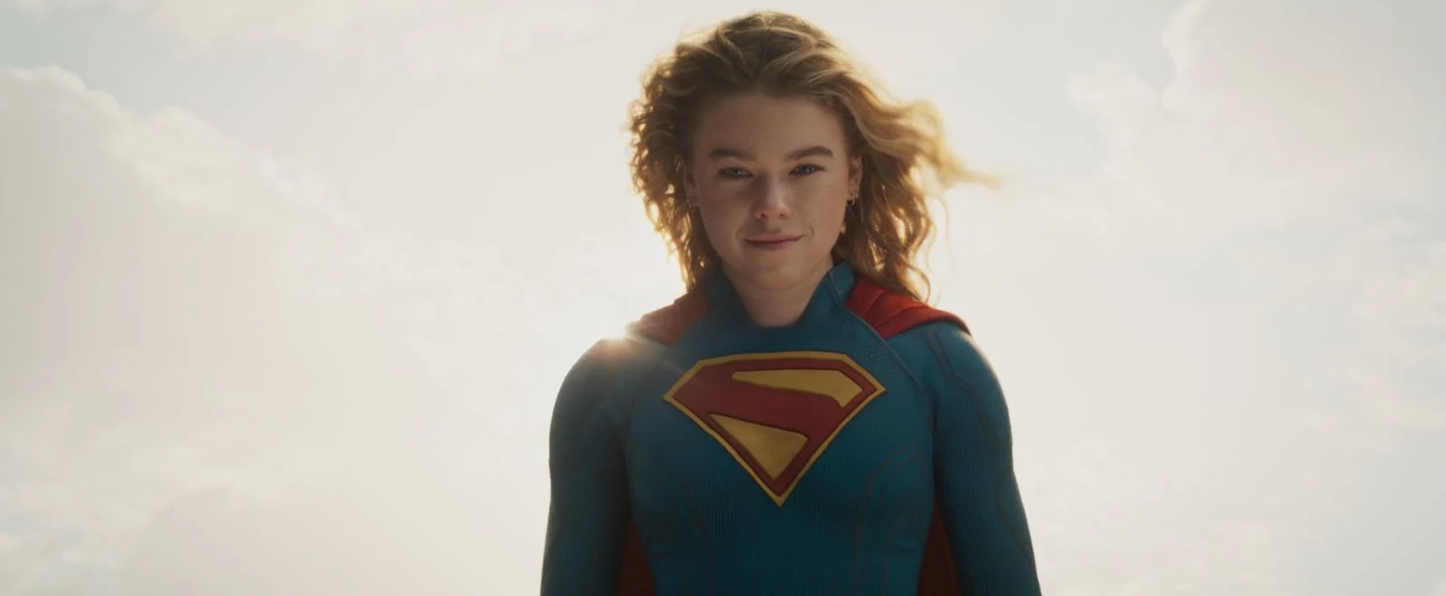 Milly Alcock dans le costume de Supergirl dans le film DC