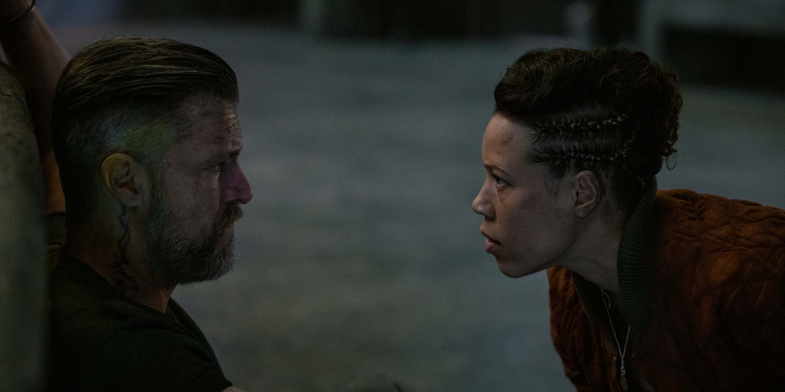 Knox (Shane McRae) et Shirley Campbell  (Remmie Milner) dans la saison 3 de Silo.