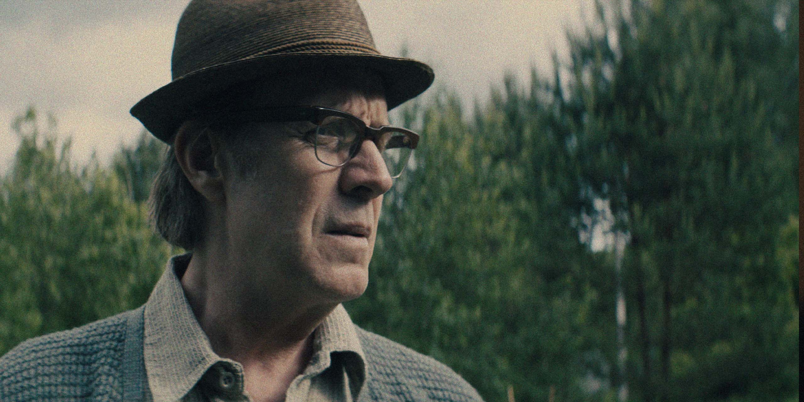 L’ancien Chief Designer Sergei Korolev (Rhys Ifans) jardine dans une résidence surveillée dans Star City.