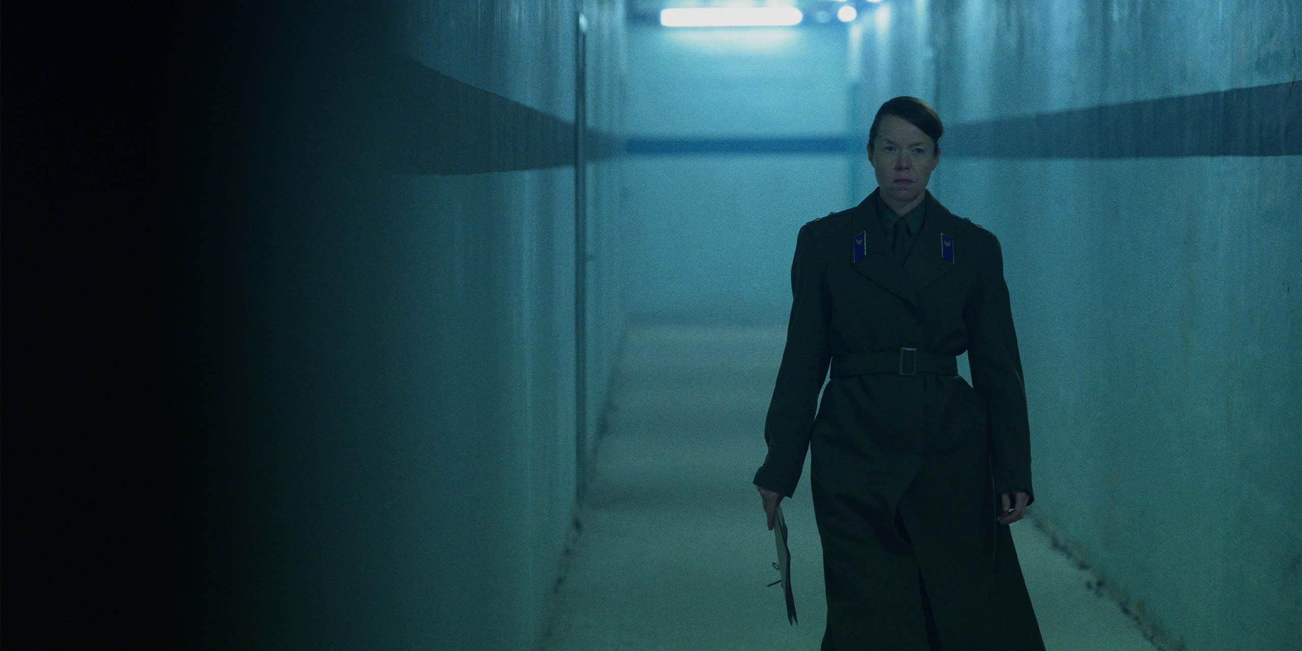 Lyudmilla Raskova (Anna Maxwell Martin) marchant dans un couloir dans Star City.