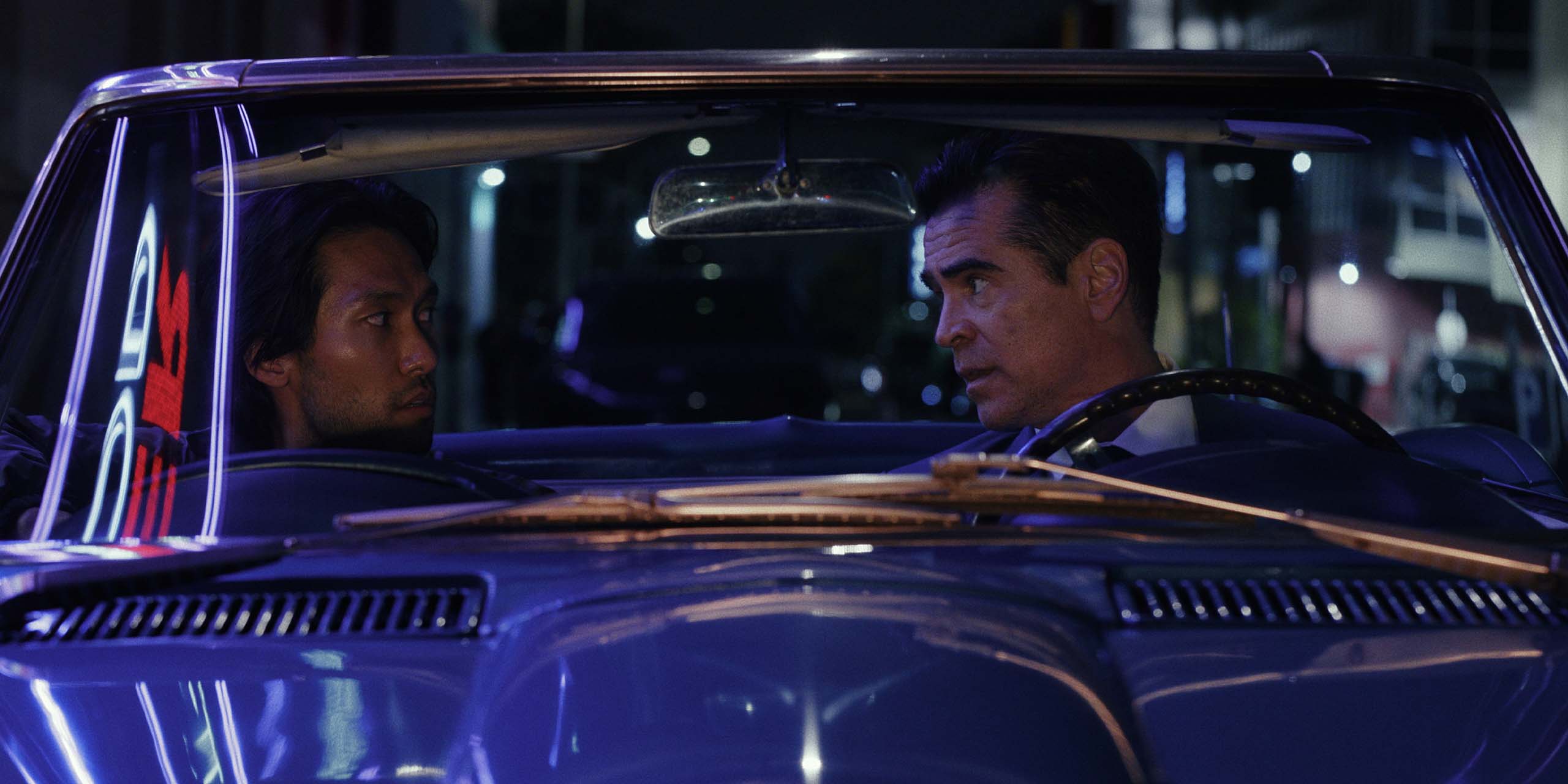 John Sugar (Colin Farrell) et Dany Moon (Jin Ha) en pleine discussion au volant d'une décapotable dans la saison 2 de Sugar