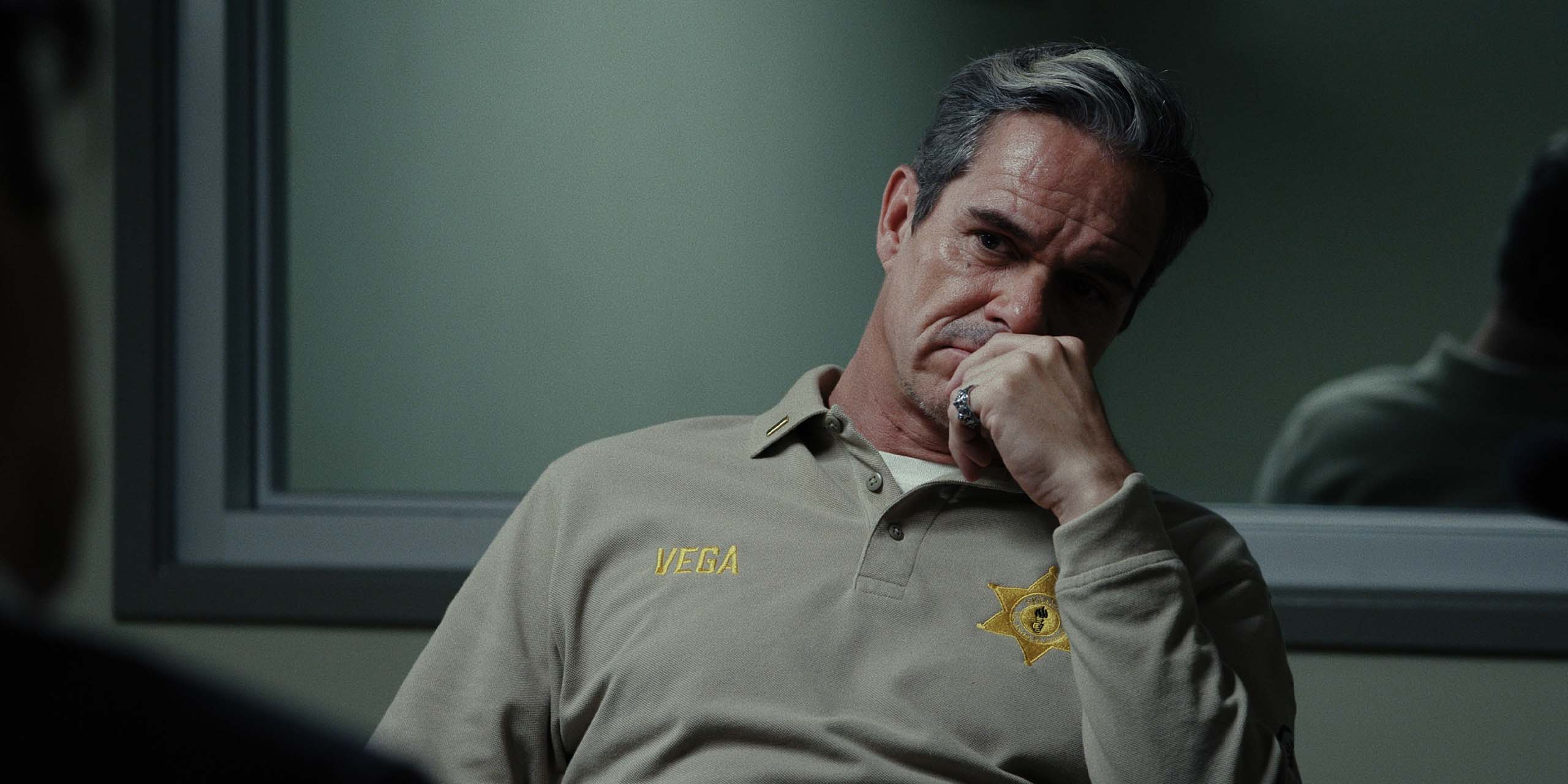 Ray Vega (Tony Dalton) dans la saison 2 de Sugar.