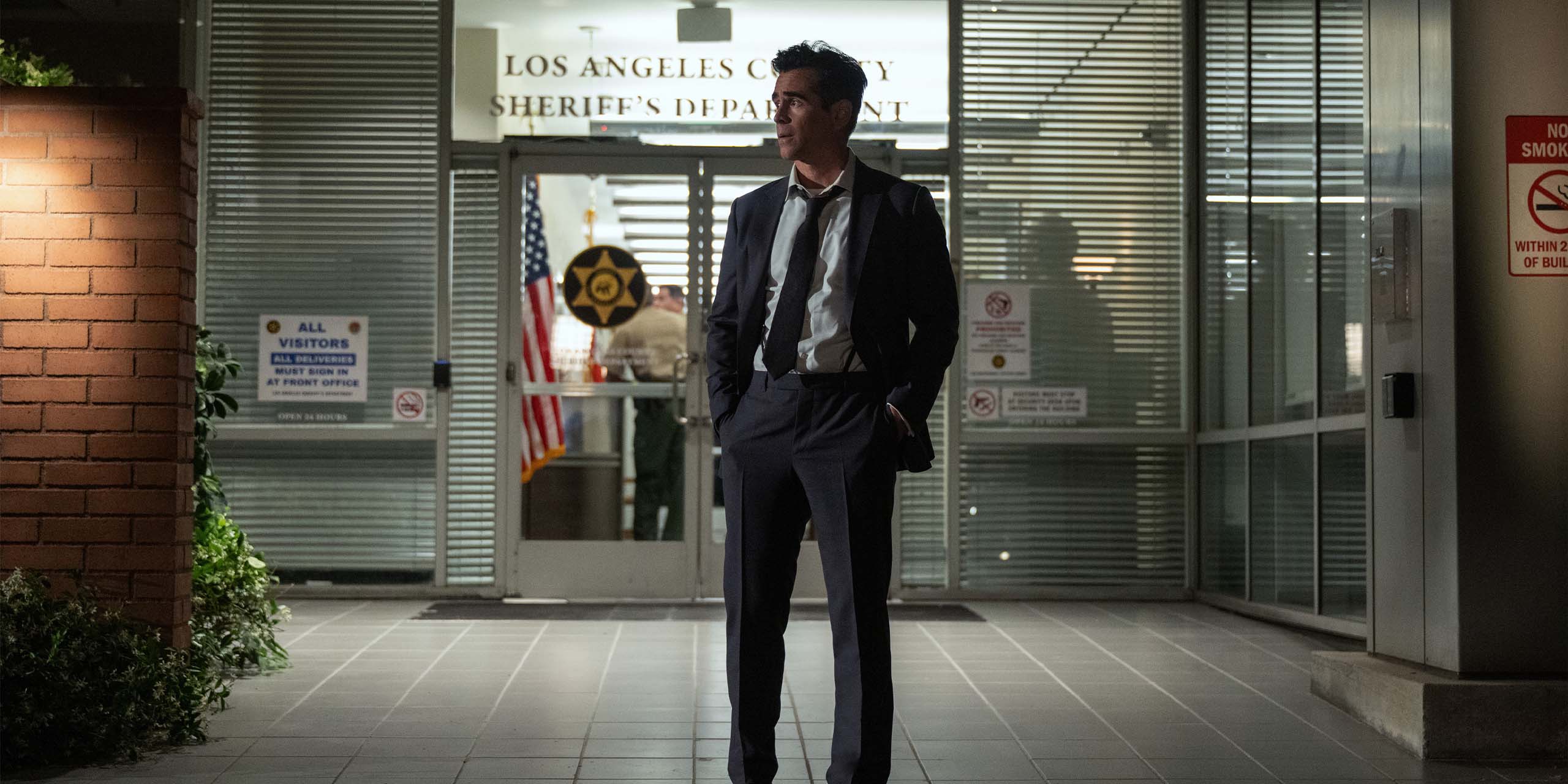 Colin Farrell dans le rôle du détective John Sugar, devant le bureau du shérif dans la saison 2 de Sugar.