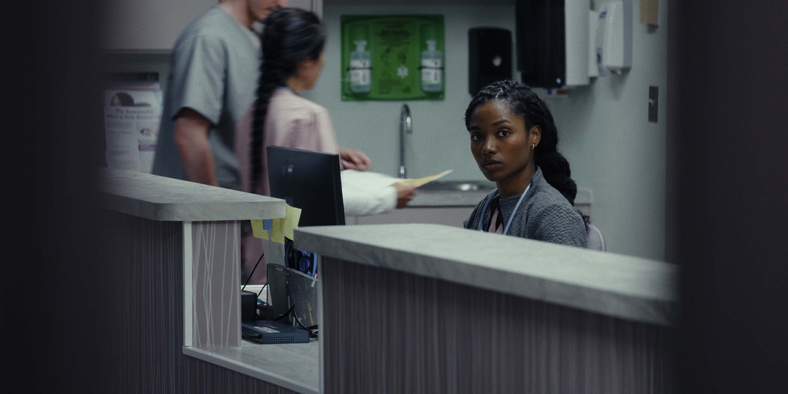 Hannah (Nona Parker Johnson) à l'accueil de l'hôpital dans la saison 2 de Sugar.