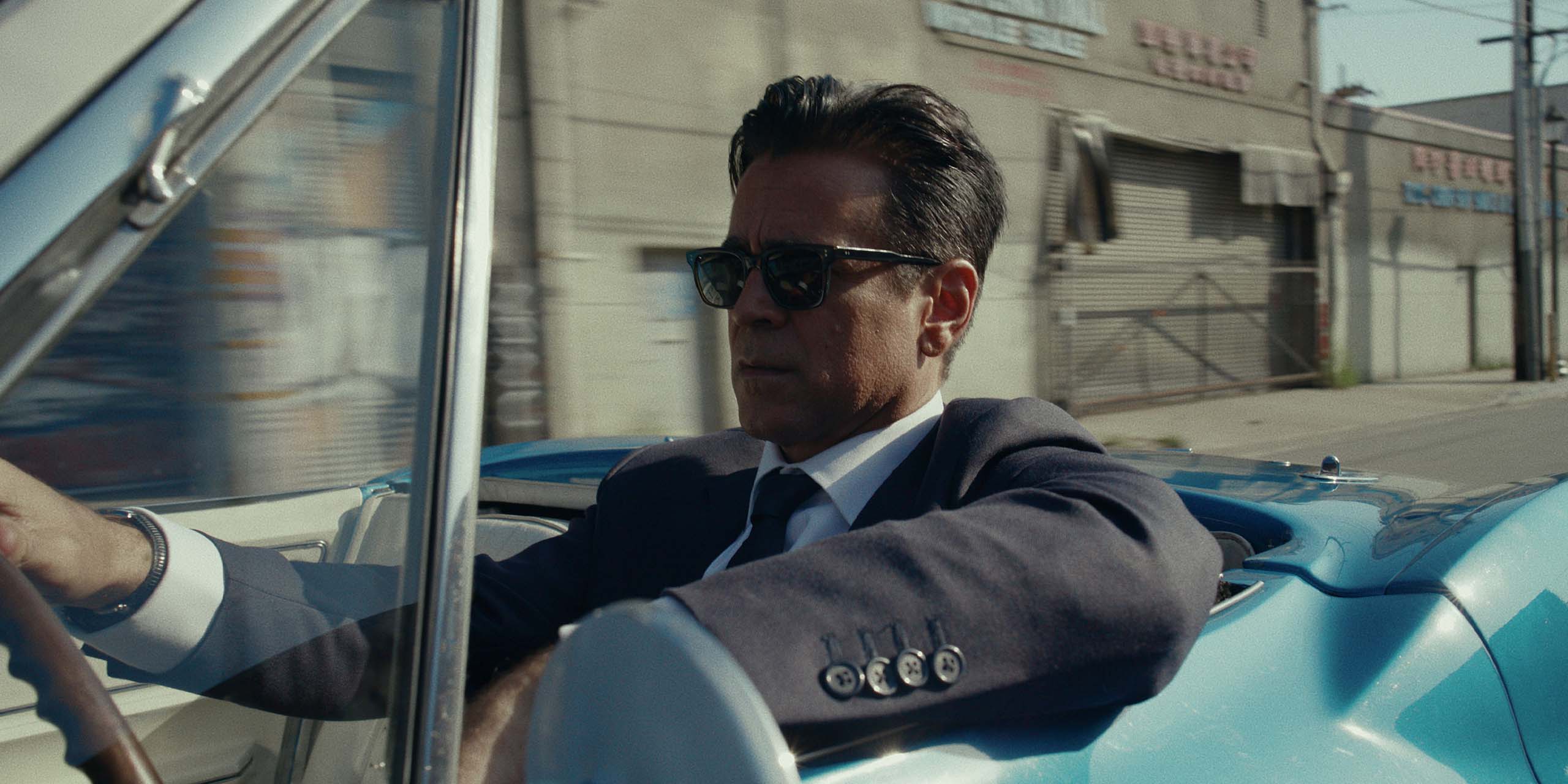 John Sugar (Colin Farrell) au volant de sa fameuse Corvette dans la saison 2 de Sugar.
