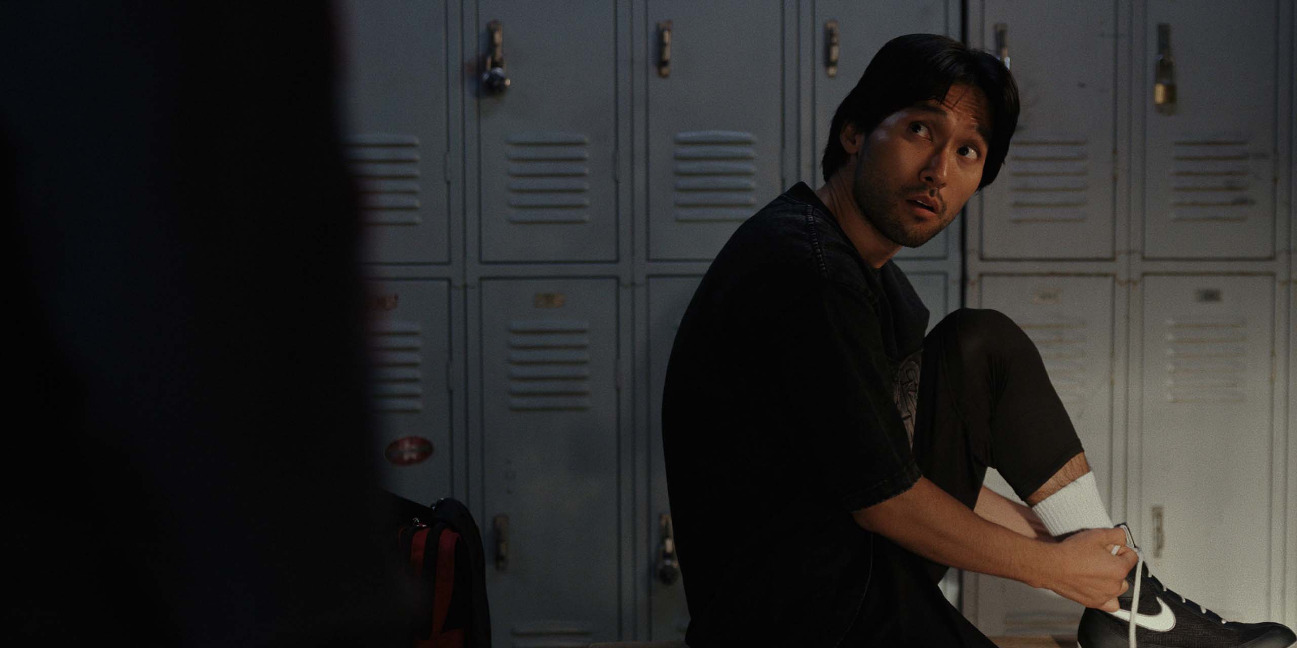 Danny Moon (Jin Ha) dans les vestiaires dans la saison 2 de Sugar.