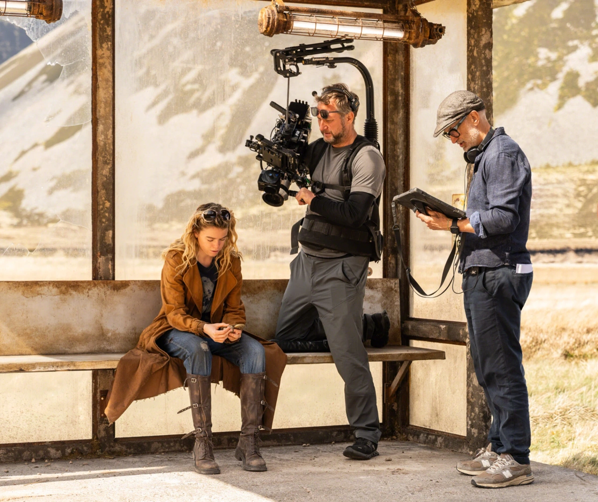 Milly Alcock en Supergirl avec le réalisateur Craig Gillespie
