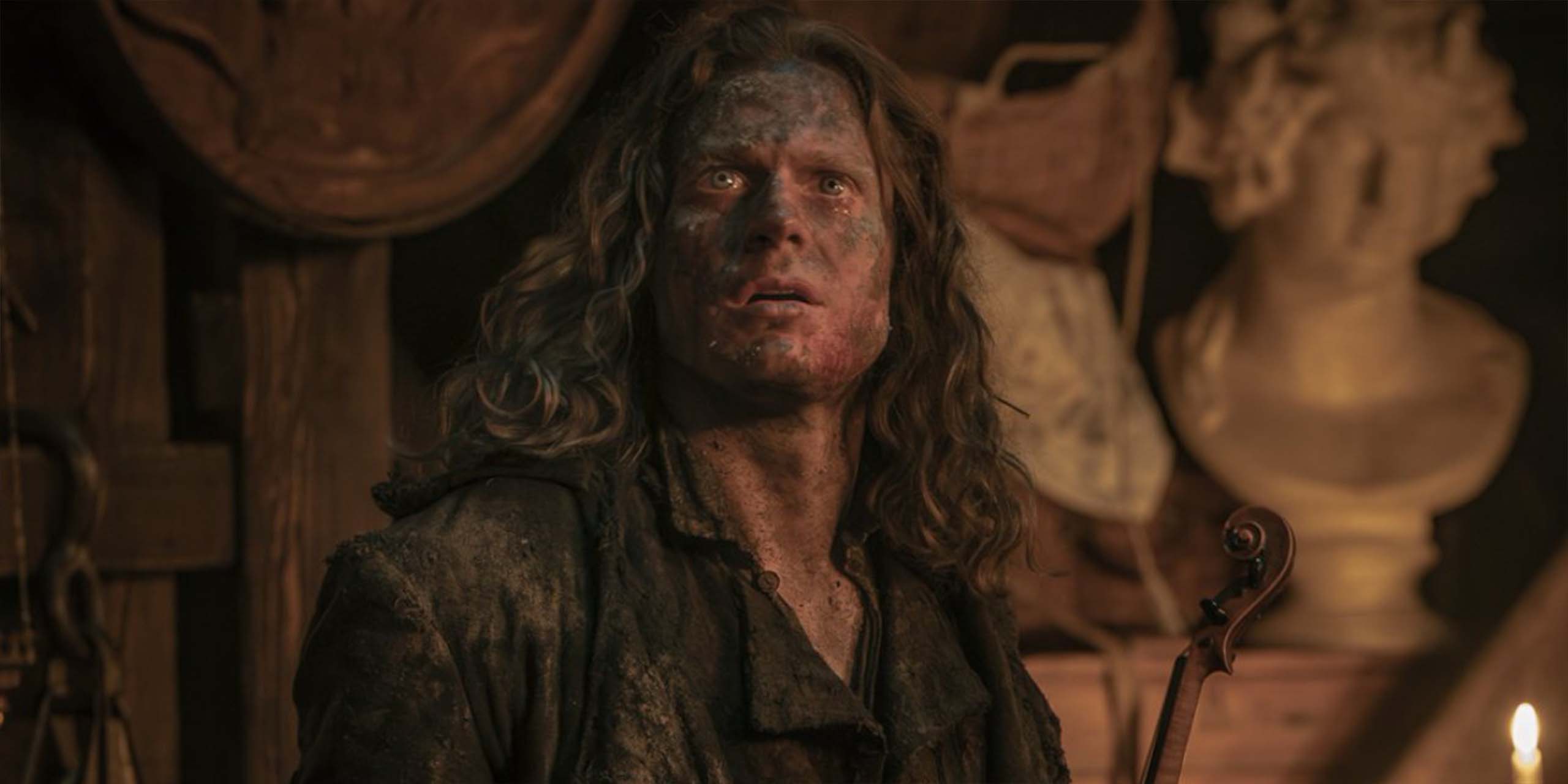 Lestat de Lioncourt (Sam Reid), le visage plein de terre, déterré par Marius, dans The Vampire Lestat.