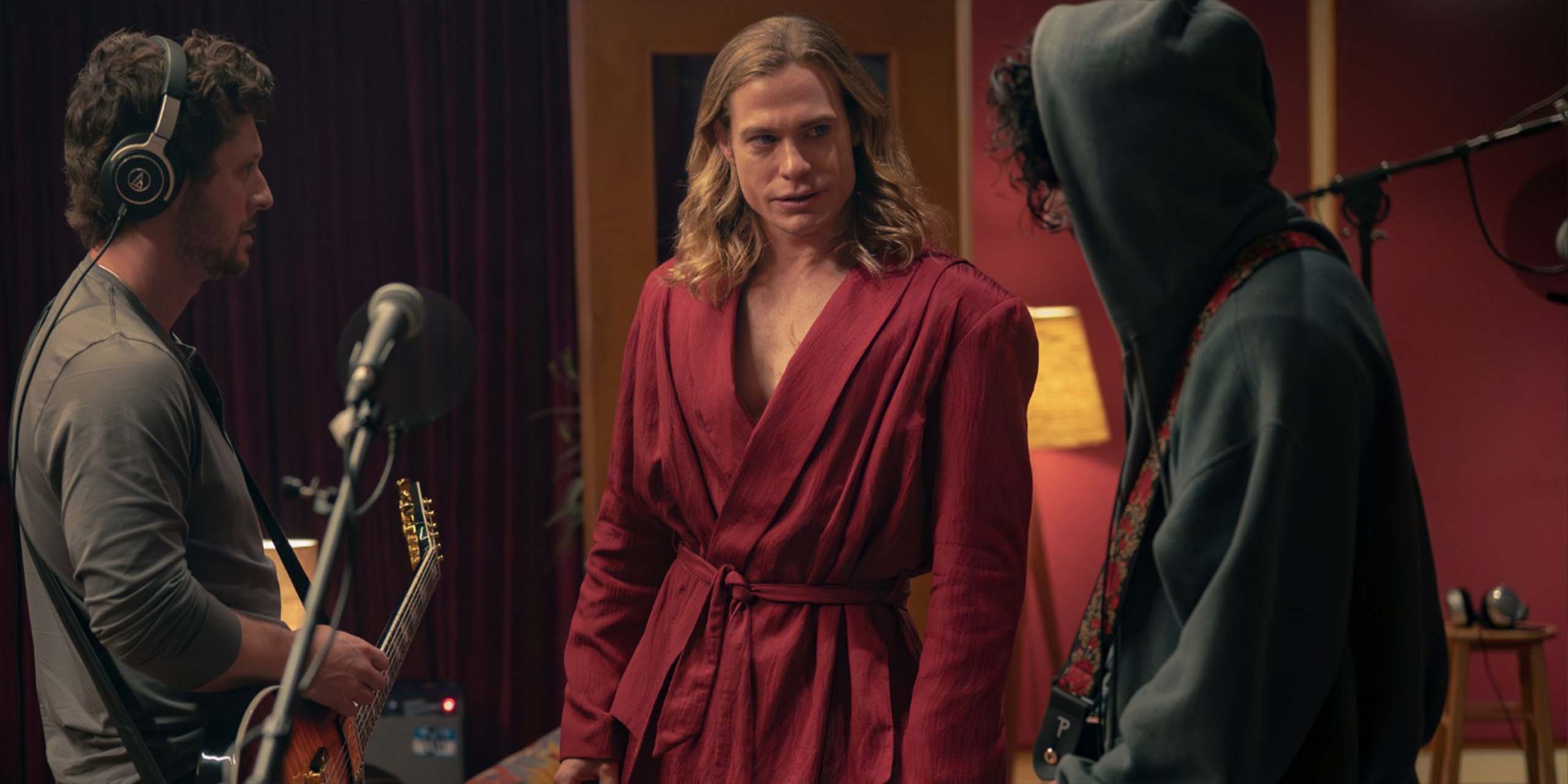 Lestat de Lioncourt (Sam Reid) et ses guitaristes enregistrent en studio dans The Vampire Lestat.