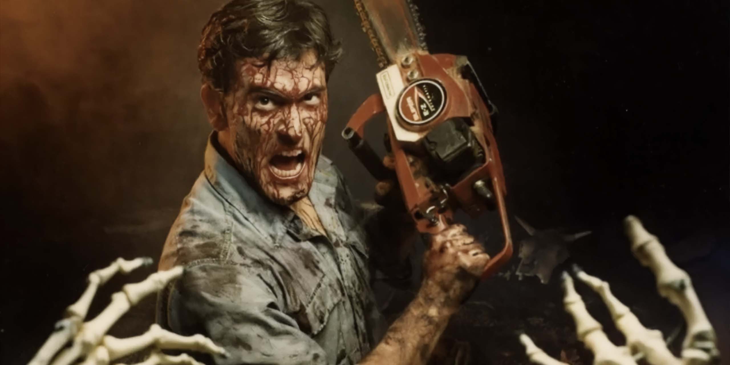 Bruce Campbell dans le rôle d'Ash Williams tenant sa tronçonneuse face aux Deadites dans Evil Dead.