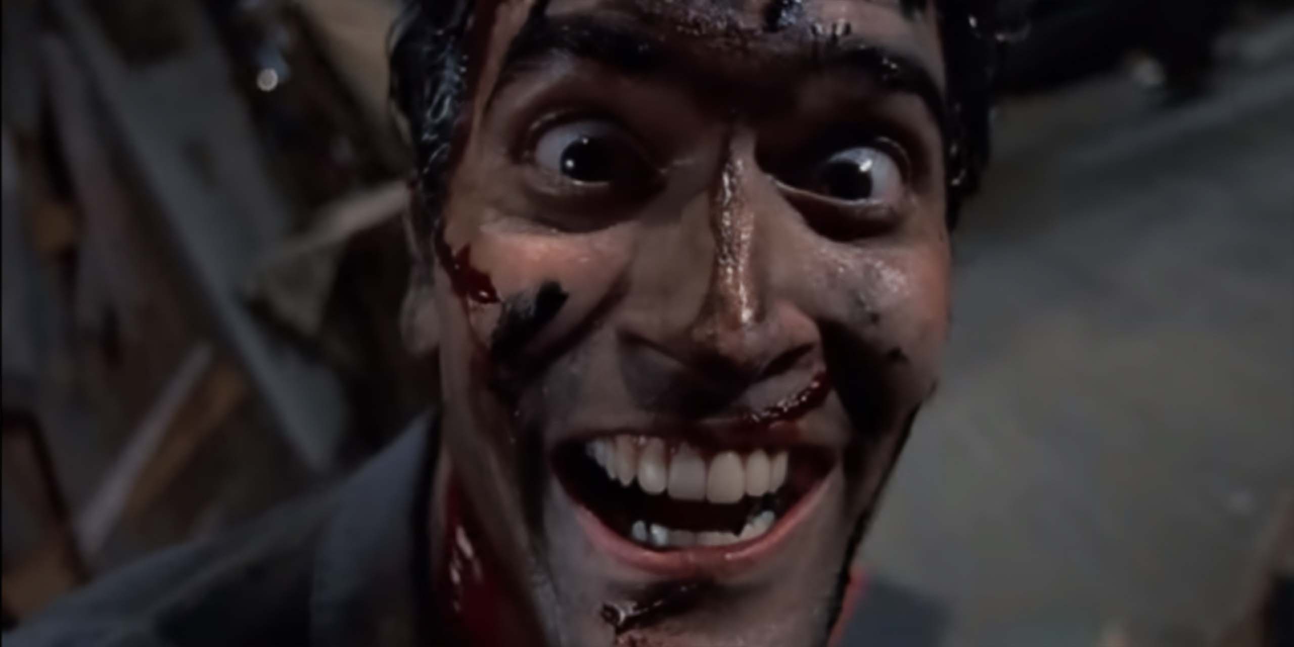 Plan iconique d'Ash (Bruce Cambell) dans la cabane dans Evil Dead 2.