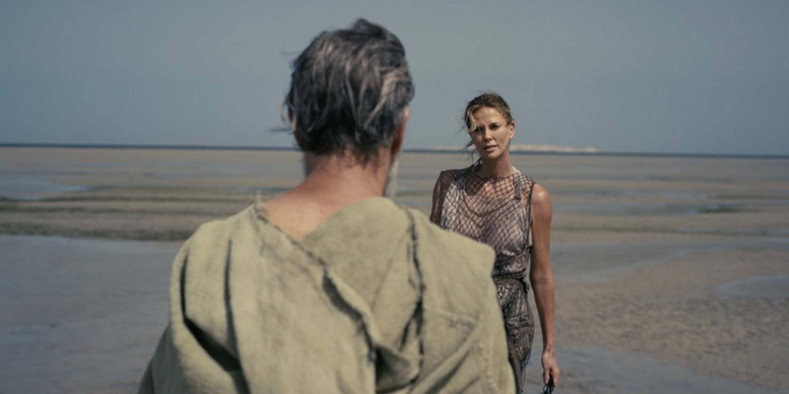 Ulysse (Matt Damon) rencontre Calypso (Charlize Theron) sur la plage dans L'Odyssée.