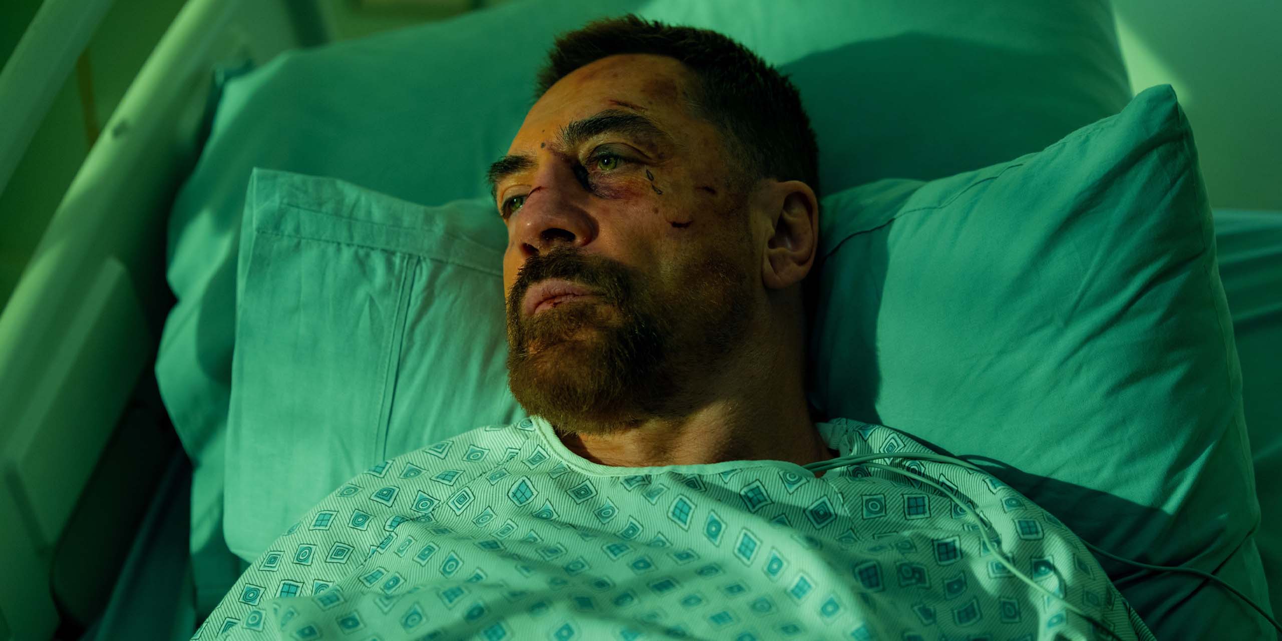 Max Cady (Javier Bardem) allongé sur un lit d'hôpital dans Cape Fear.