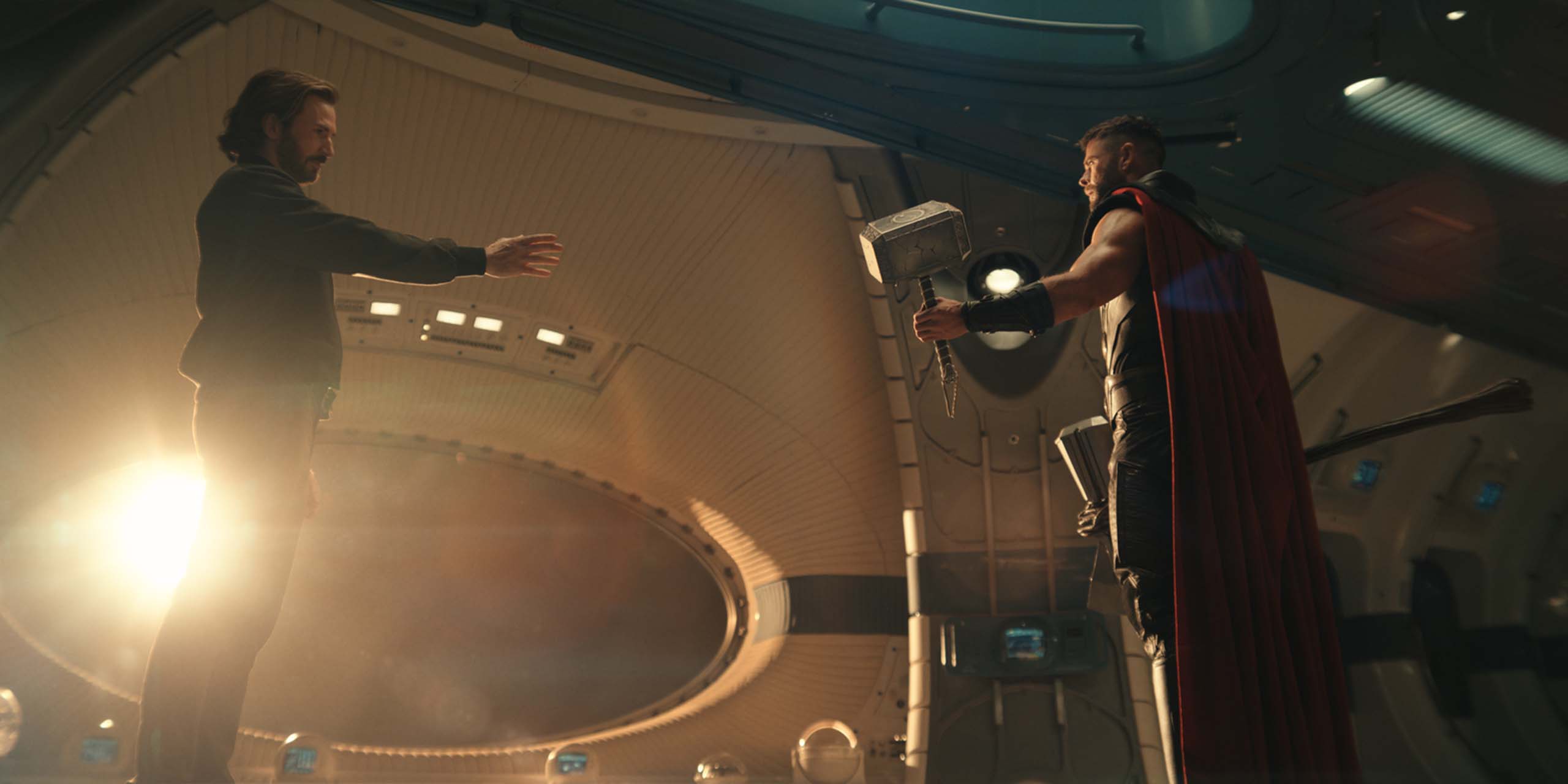 Steve Rogers (Chris Evans) brandissant Mjolnir face à Thor (Chris Hemsworth) dans Avengers: Doomsday.