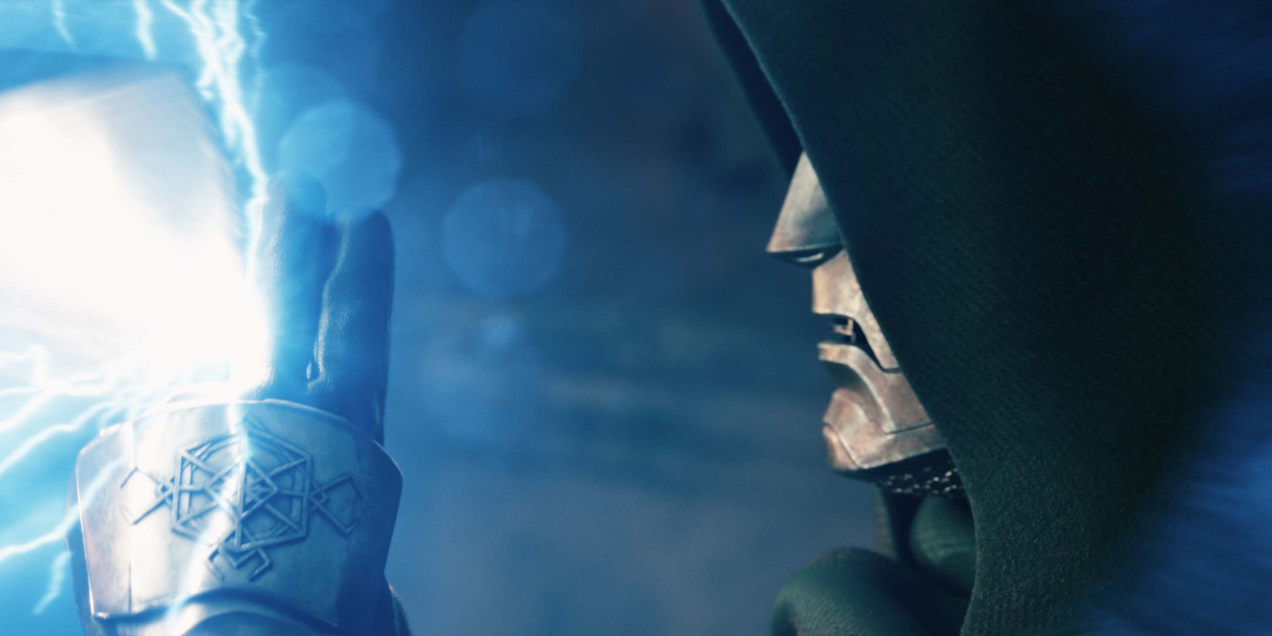 Doctor Doom (Robert Downey Jr) stoppe Stormbreaker d'une main, dans Avengers: Doomsday.