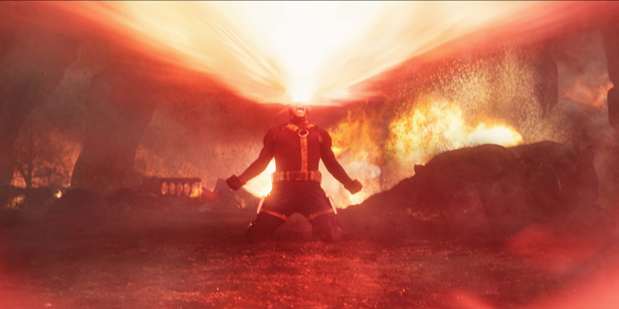 James Marsden, dans le rôle de Cyclope, hurle en lançant un rayon optique dans Avengers : Doomsday