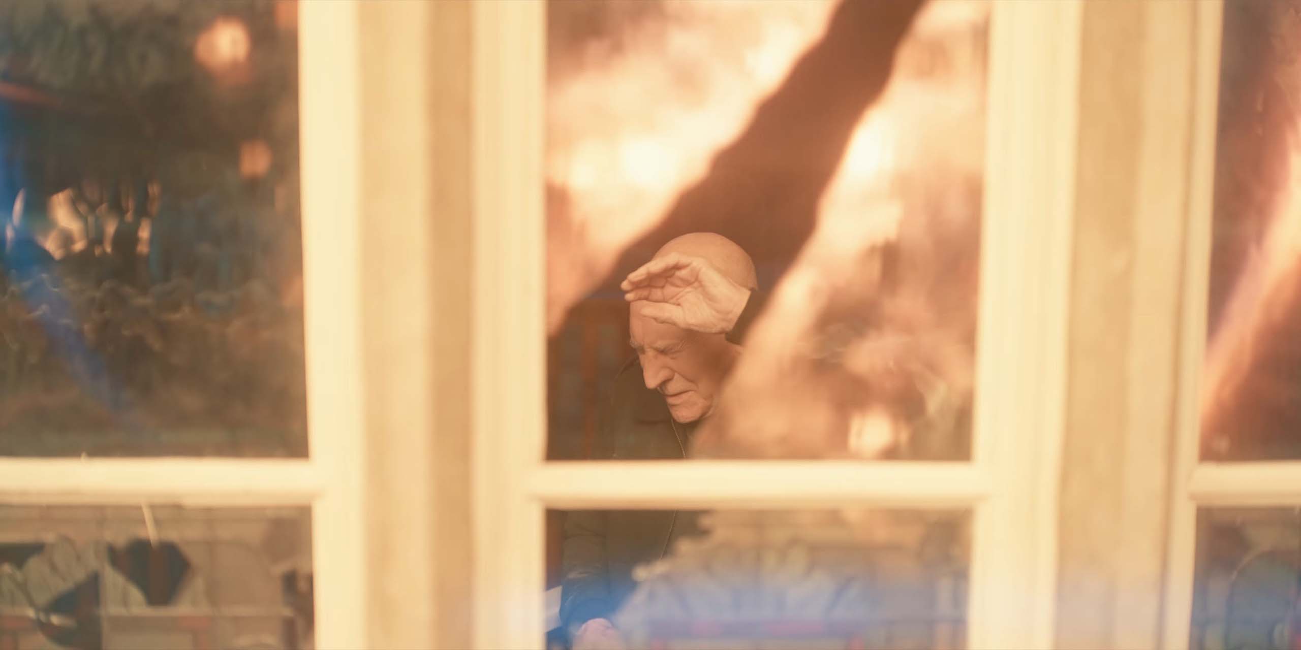 Le professeur Charles Xavier (Patrick Stewart) aveuglé par une lumière, dans Avengers: Doomsday.