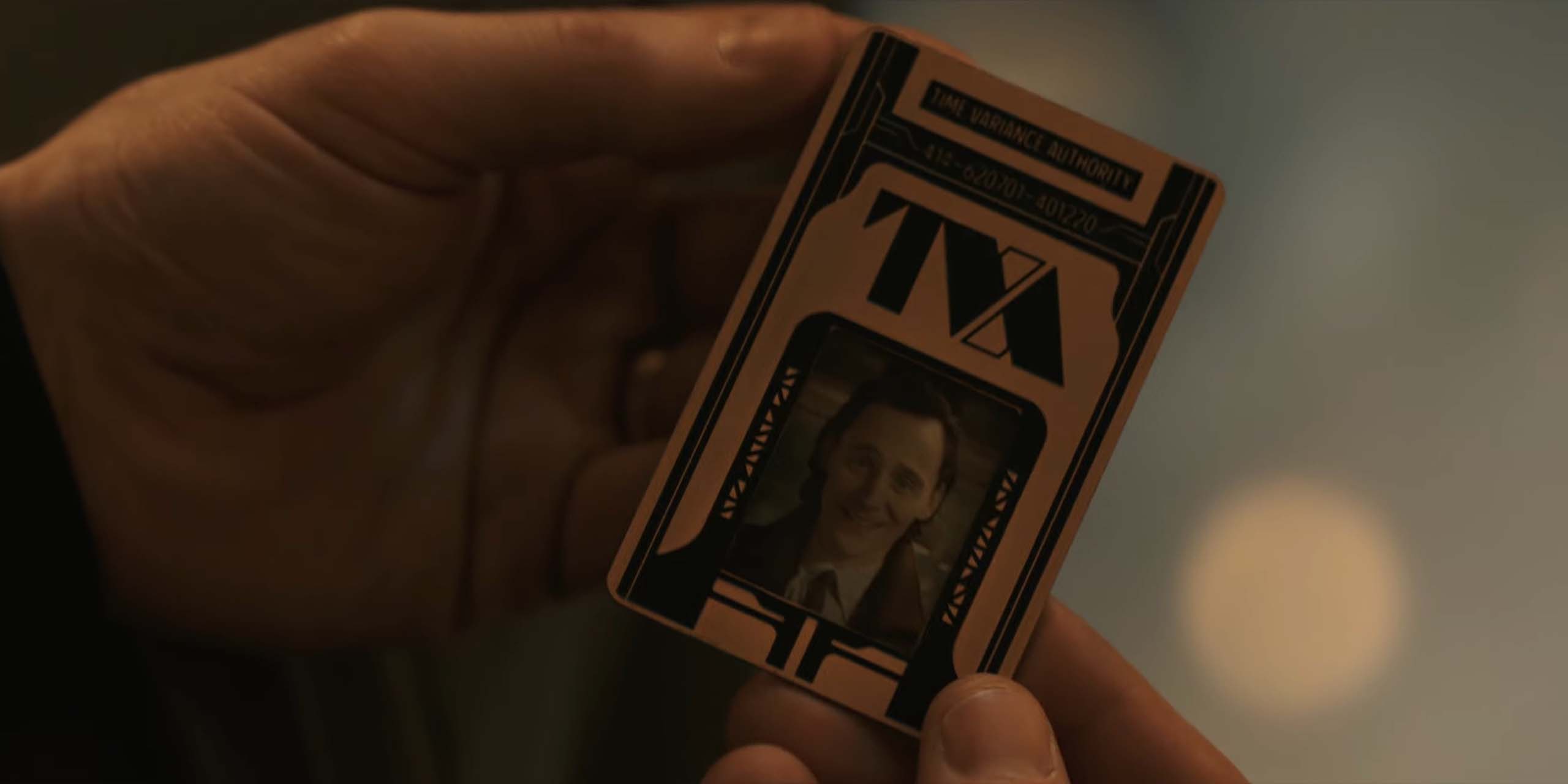 La photo de Loki sur une carte de la TVA .
