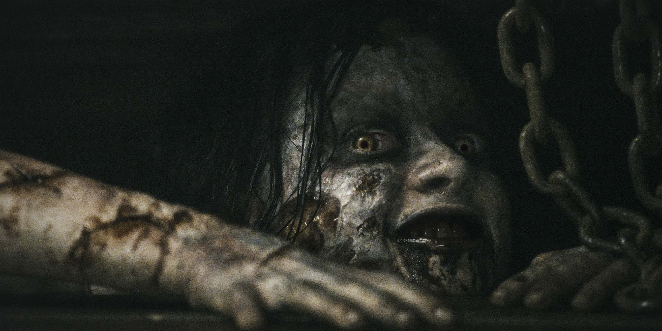 Une Deadites dans la cave de la cabane du remake de 2013 de Evil Dead.