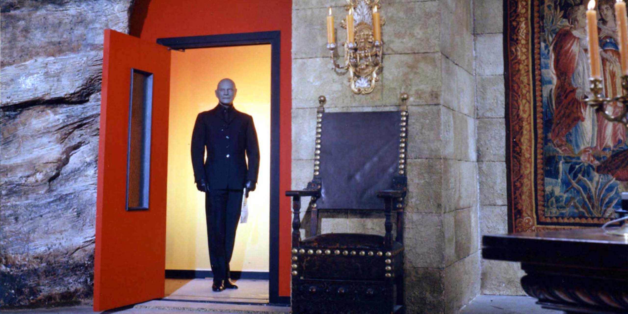 Fantômas (Jean Marais) se tenant à la porte dans sa propre base secrète, dans le film Fantômas de 1964.