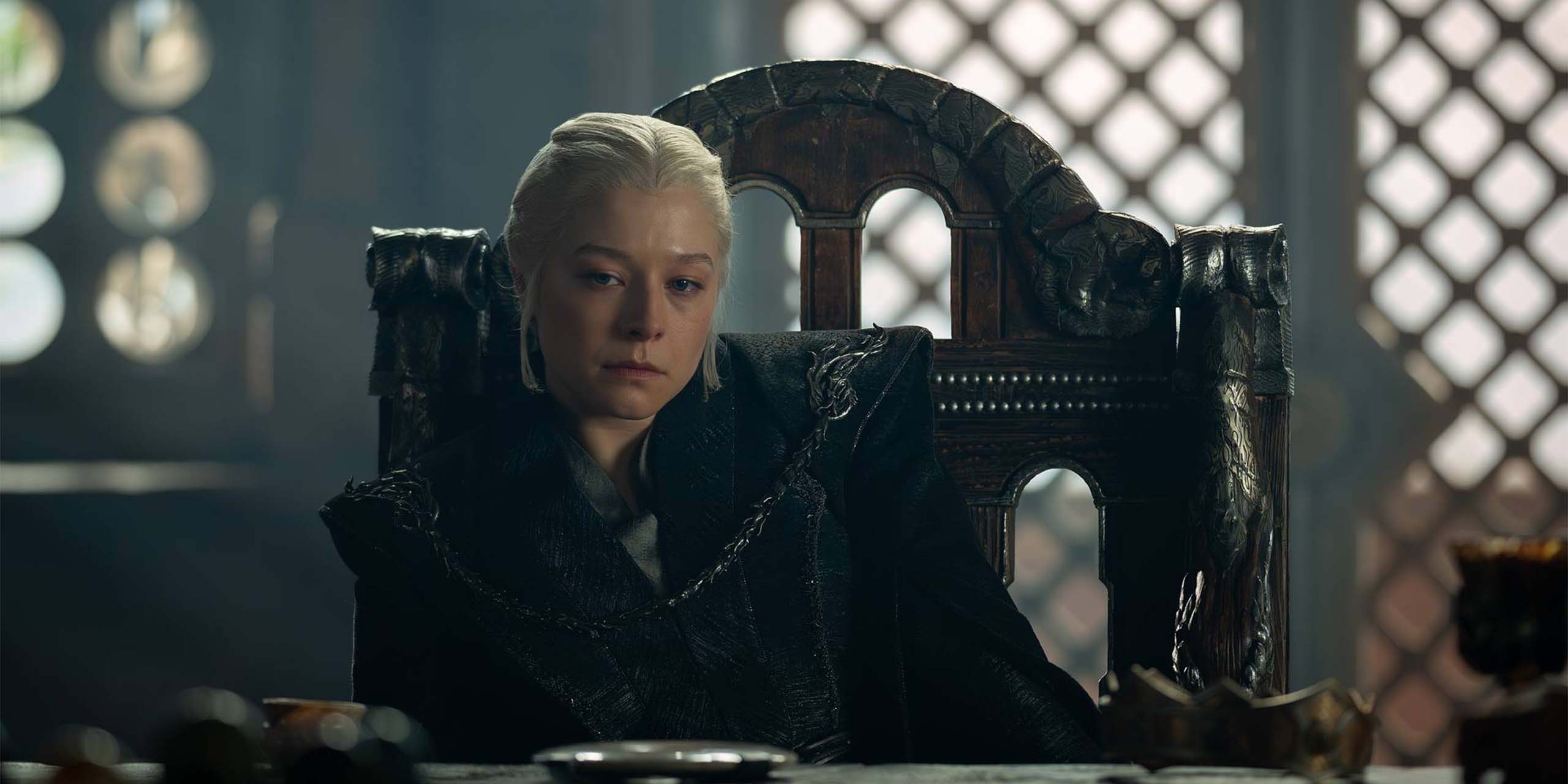 Emma d'Arcy perdue dans ses pensées face à ses responsabilités de Reine dans la saison 3 de House of the Dragon.