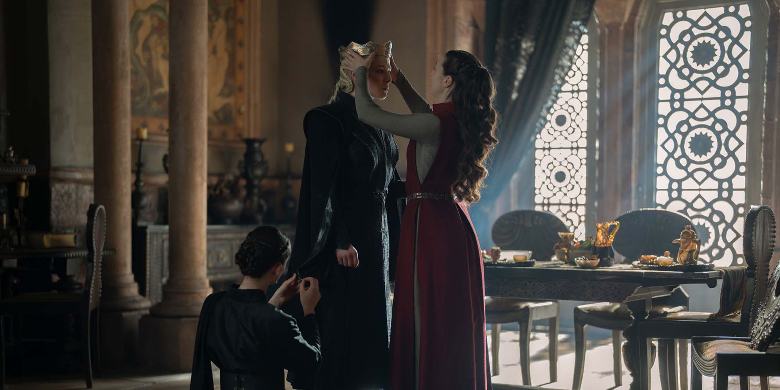 Emma D'Arcy se fait coiffer pour la couronne dans les appartements de la Reine.