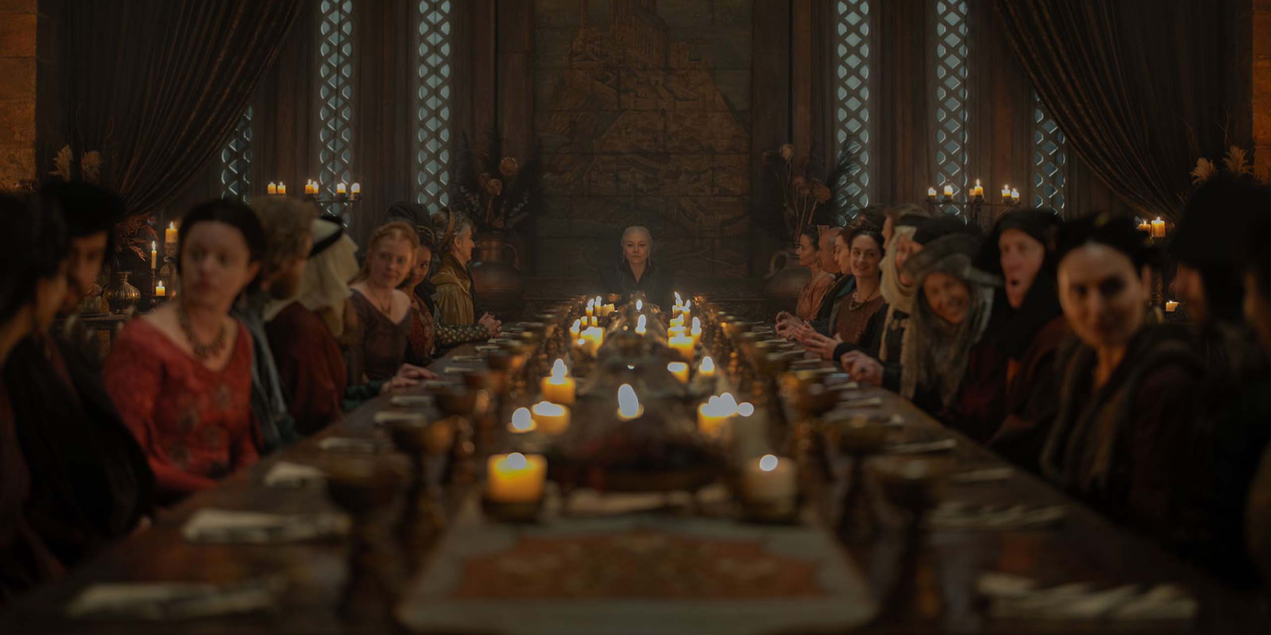 Emma D'Arcy est assise en bout de table dans Emma D'Arcy est assise sur le trône de fer dans House of the Dragon Saison 3 Épisode 3.