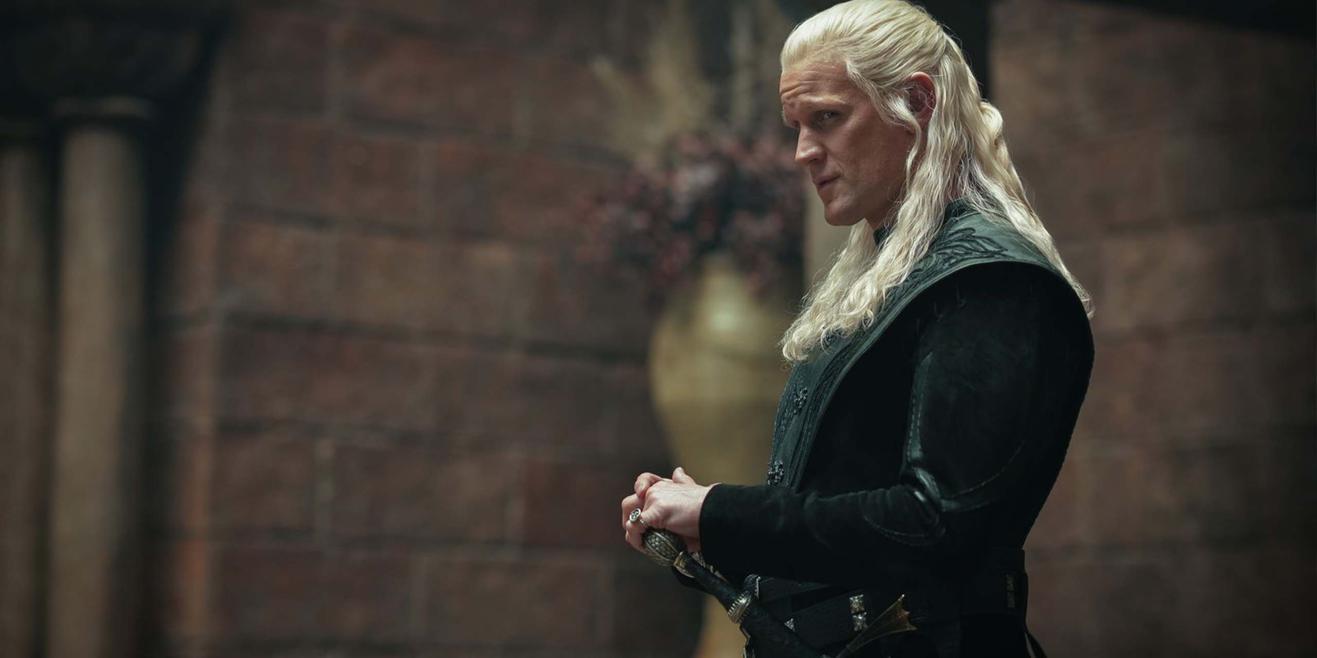 Dans l'épisode 3 de la saison 3 de House of the Dragon, Matt Smith attend dans la cour, la main sur une épée, tandis qu'Emma D'Arcy est assise sur le trône de fer.