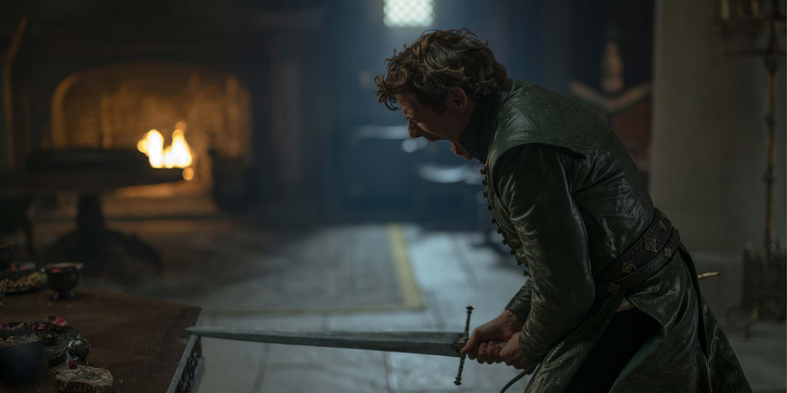 Ormund Hightower (James Norton) hurle, son épée dans les main, dans la saison 3 de House of the Dragon.