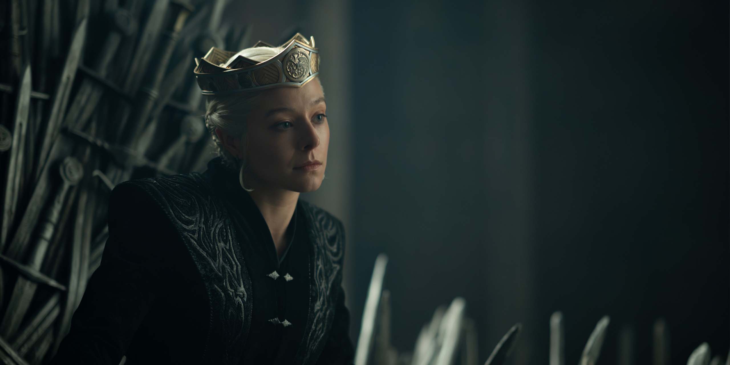 La reine Rhaenyra Targaryen (Emma D’Arcy) pensive, sur son trône, dans la saison 3 d'House of the Dragon.