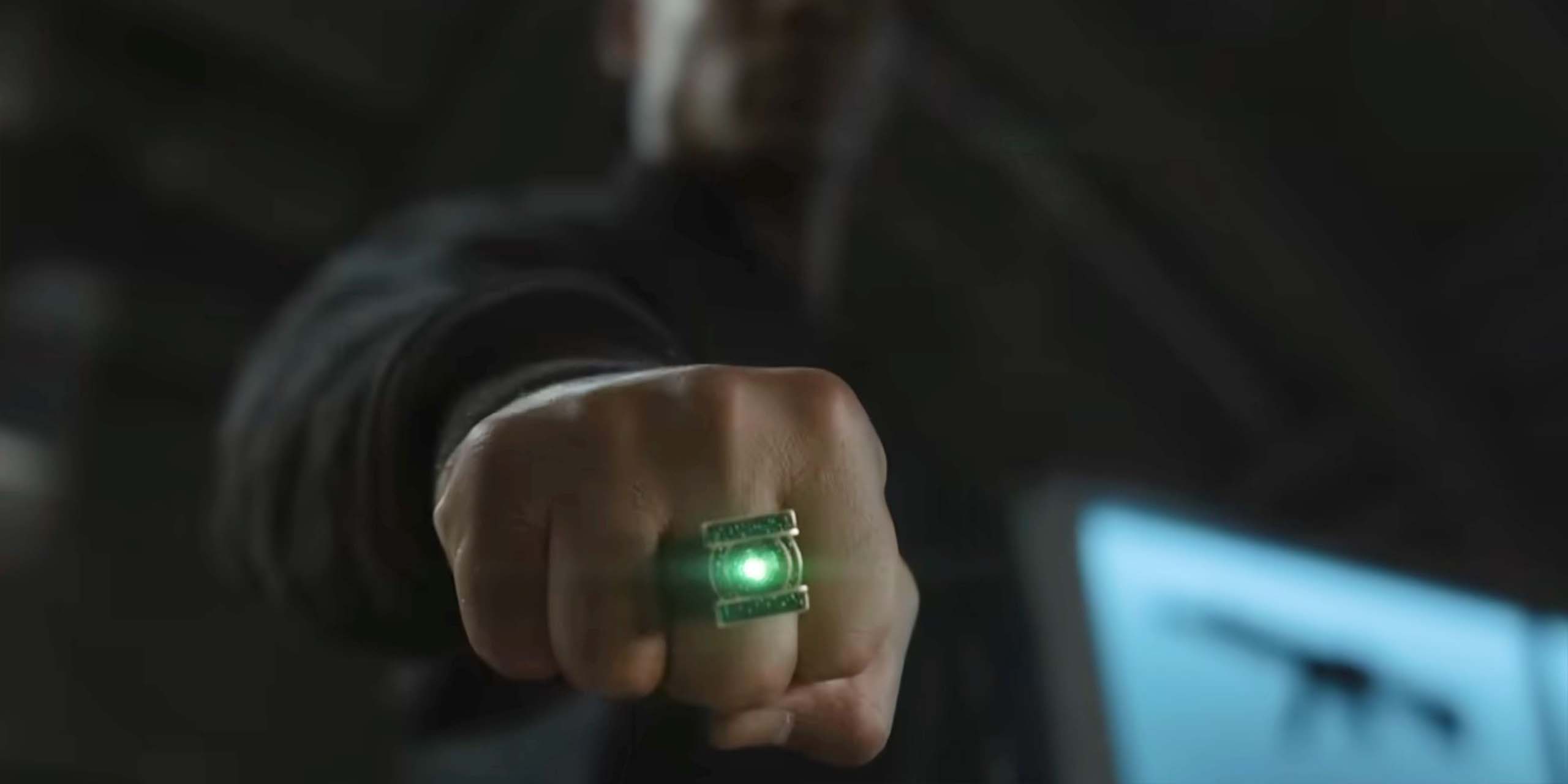 John Stewart portant l'anneau des Green Lantern dans Lanterns.