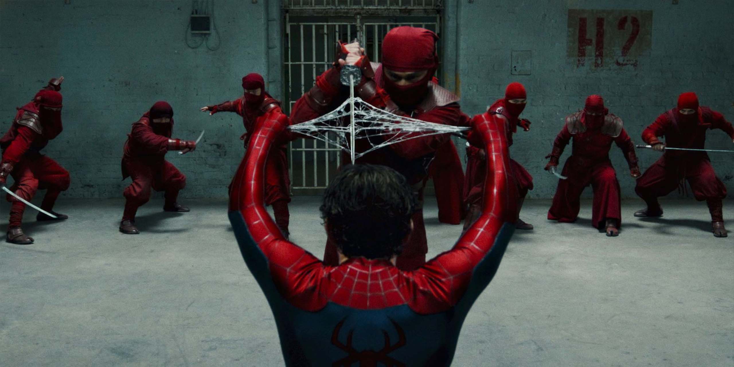Peter Parker (Tom Holland) combattant la Main dans Spider-Man: Brand New Day.