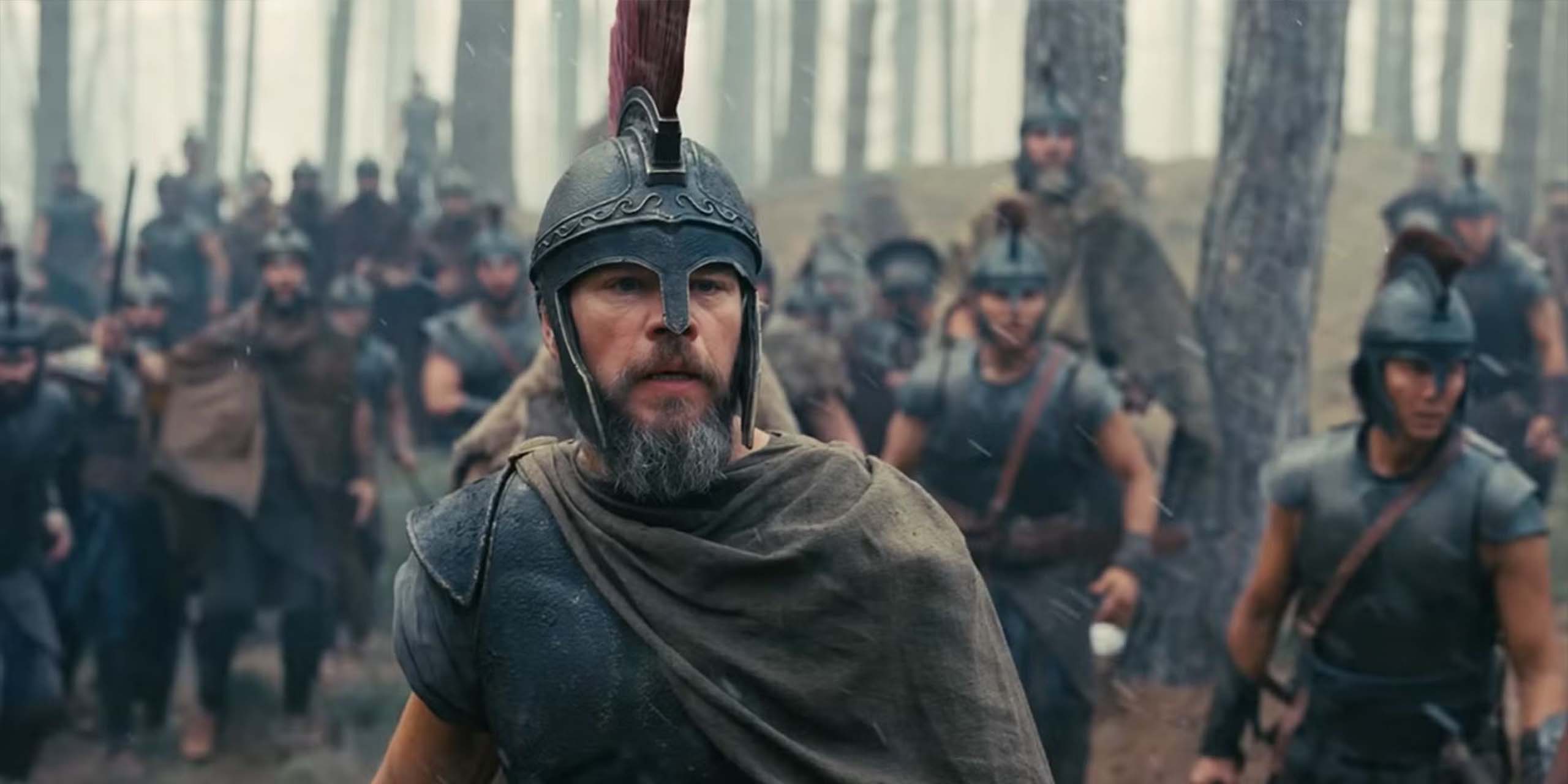 Ulysse (Matt Damon) menant son armée en forêt dans le film L'Odyssée.