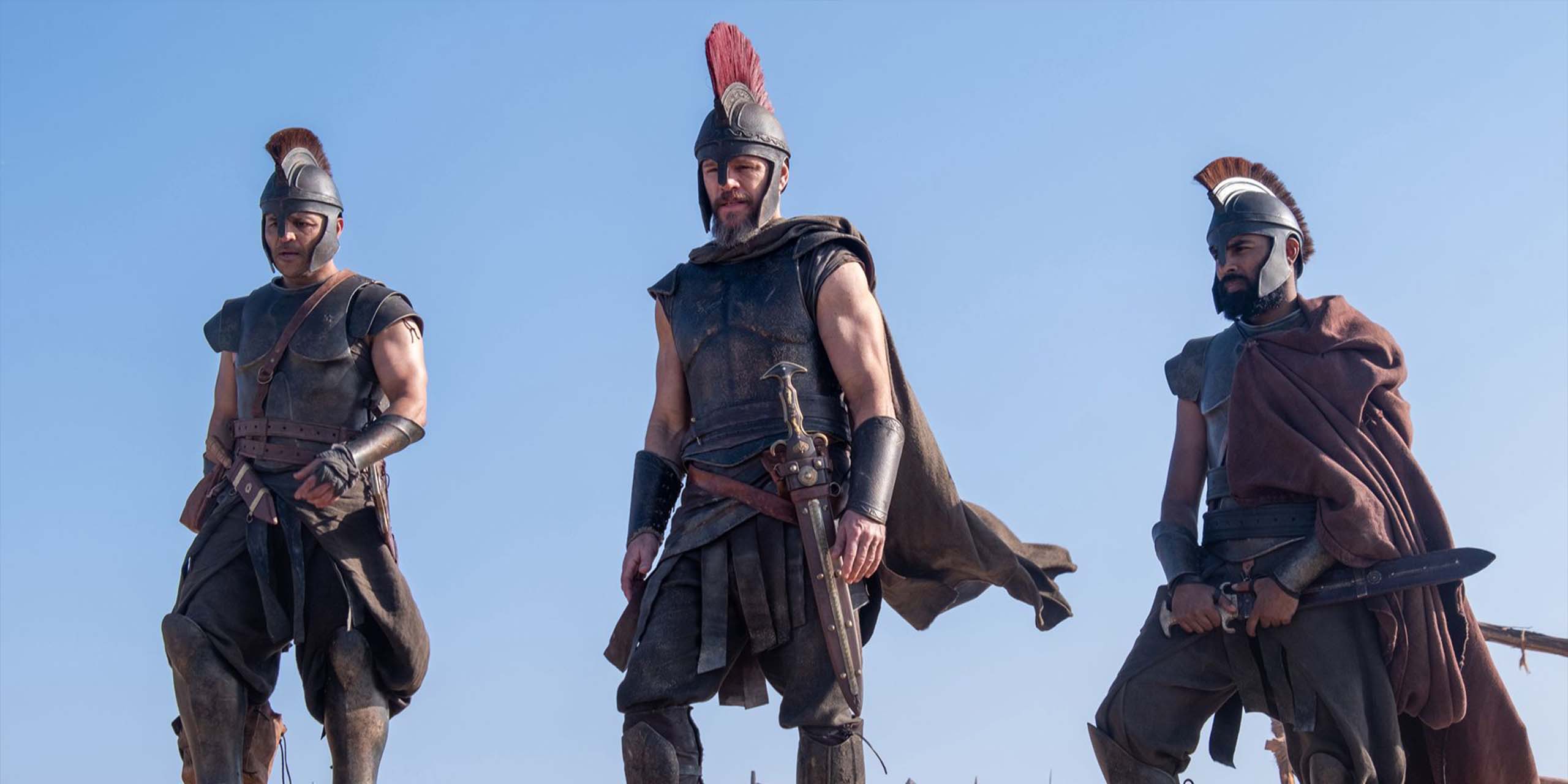 Ulysse (Matt Damon) et deux de ses hommes observent les lieux dans L'Odyssée.