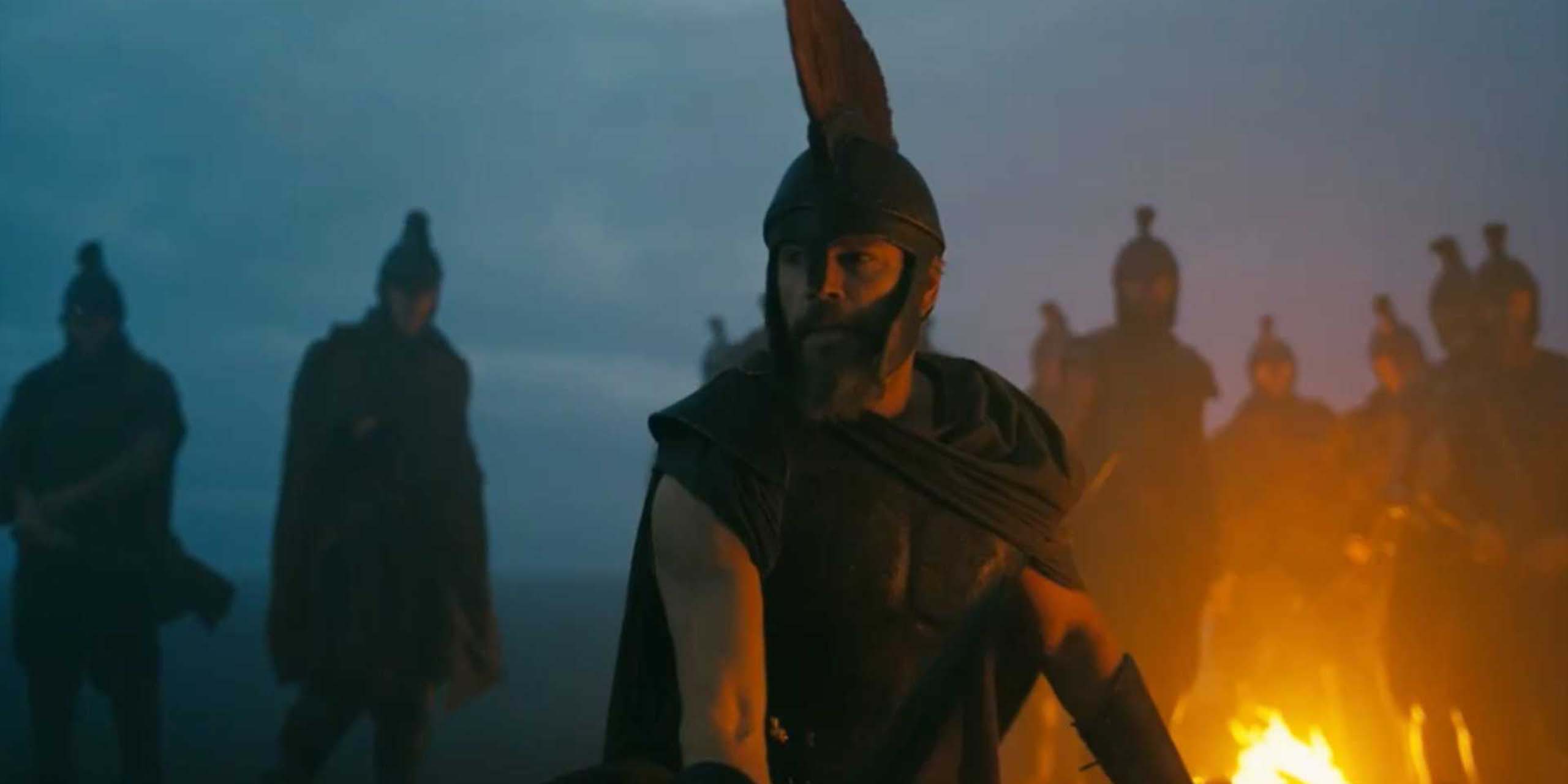 Ulysse (Matt Damon) et ses hommes près d'un feu dans L'Odyssée.