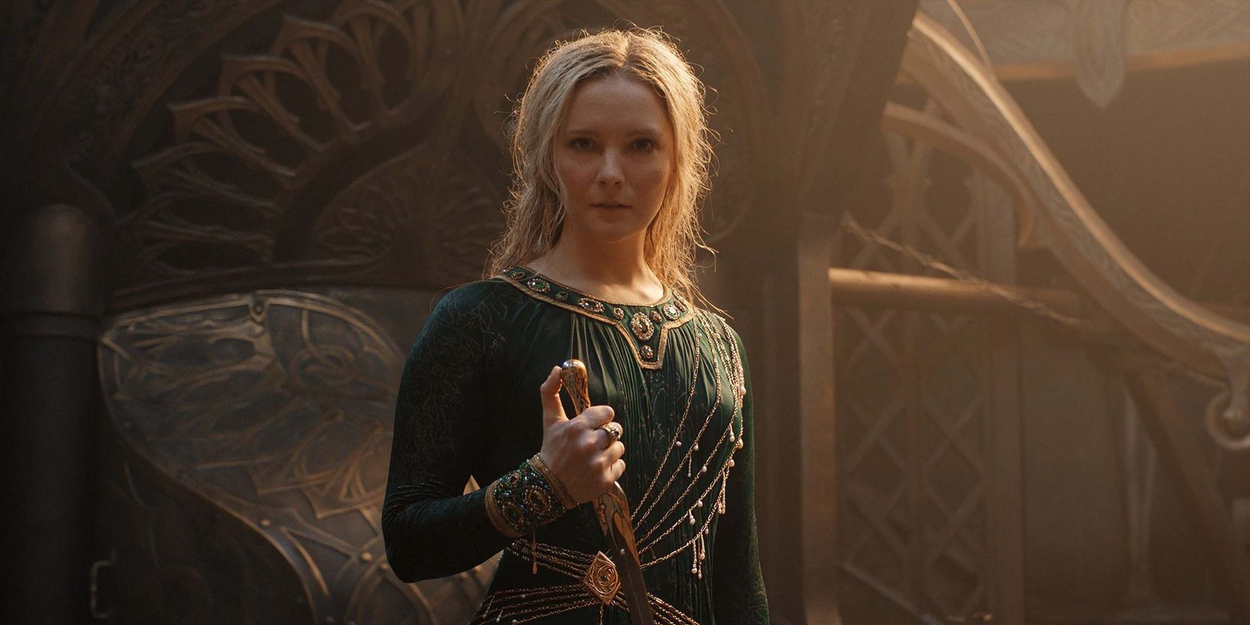Galadriel (Morfydd Clark) dans la saison 3 de la série Les Anneaux de Pouvoir.