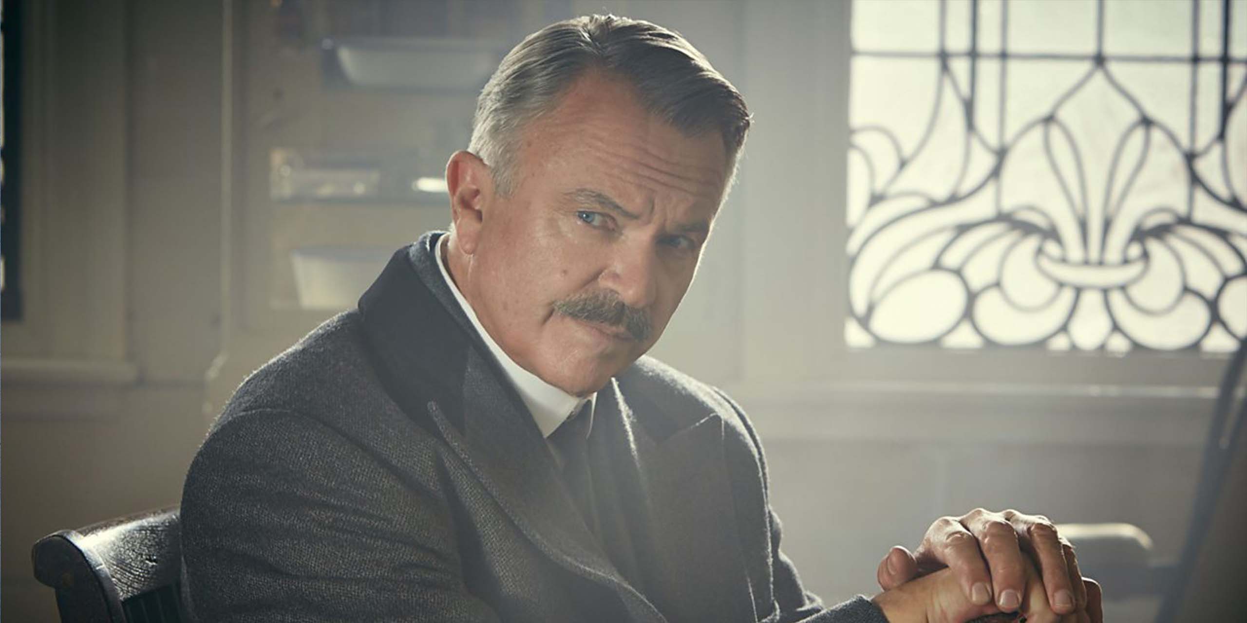 Sam Neill dans le rôle de Chester Campbell dans la série Peaky Blinders.
