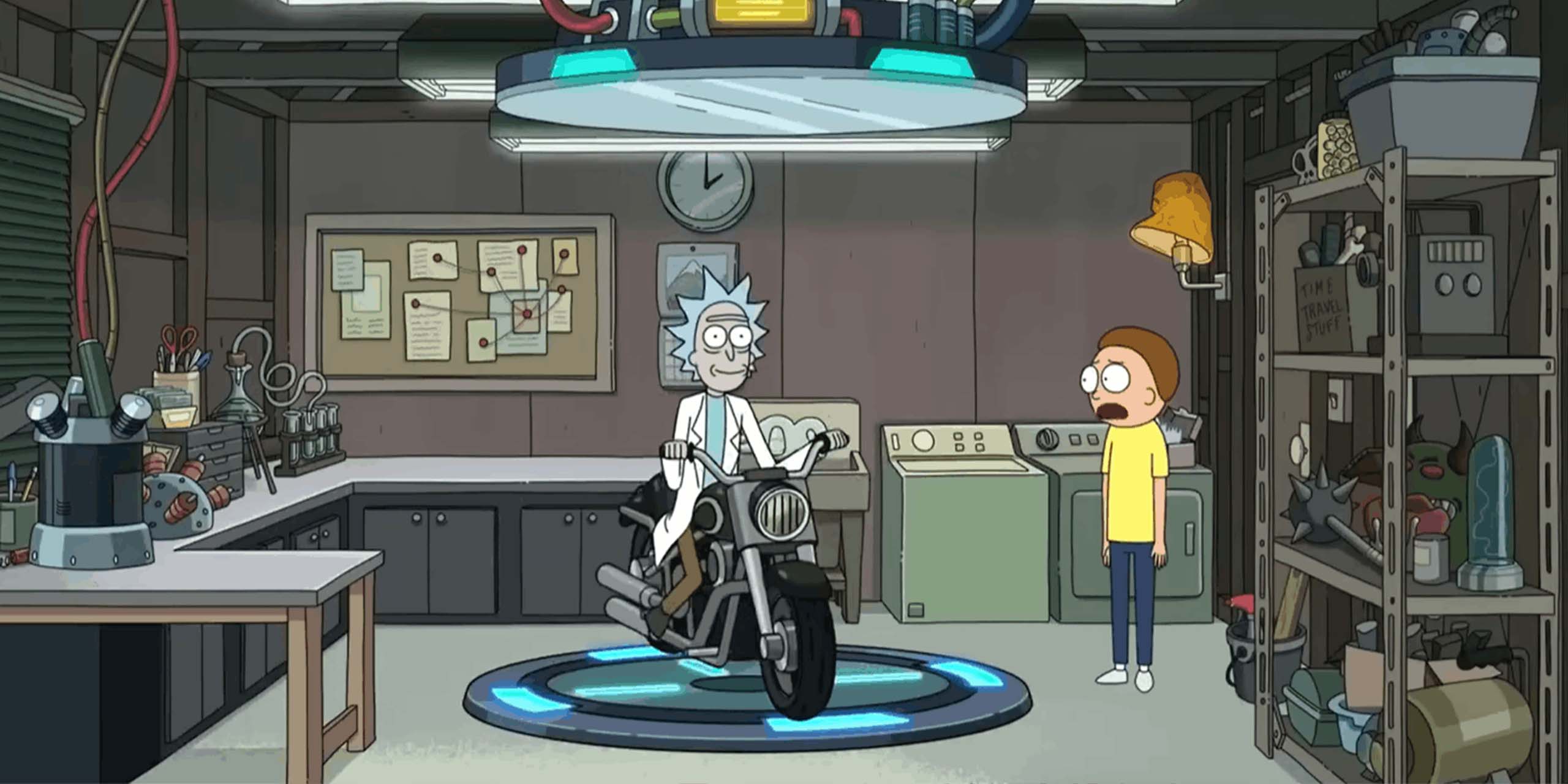 Rick sur une moto pendant que Morty lui parle dans le laboratoire, dans le final de la saison 9 de Rick et Morty.